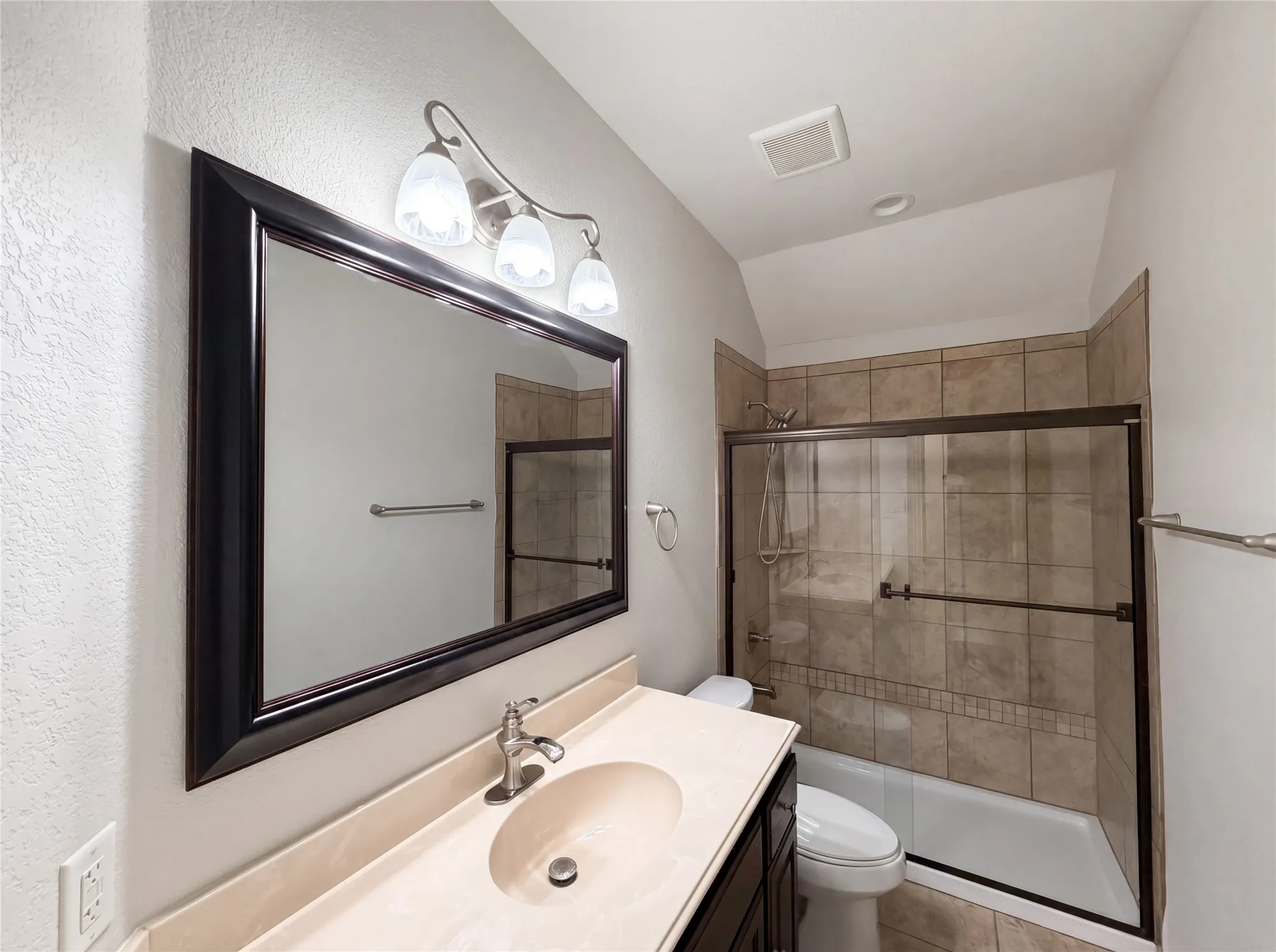Single Family Residence For Sale in Tarrant County , 709 Ravenwood Drive, Saginaw, Texas 76179, 3 Bedroom, 2 Bathroom, 2 Garage spaces, 1,826 Sqft, built in 2017, mls#21280999, Real Estate Agent in Saginaw, Homes For Sale in Tarrant county, Homes For Sale in Saginaw, Realtor in Saginaw Texas, Real Estate Brokerage Independent Realty Texas, Luminita Cordes Realtor