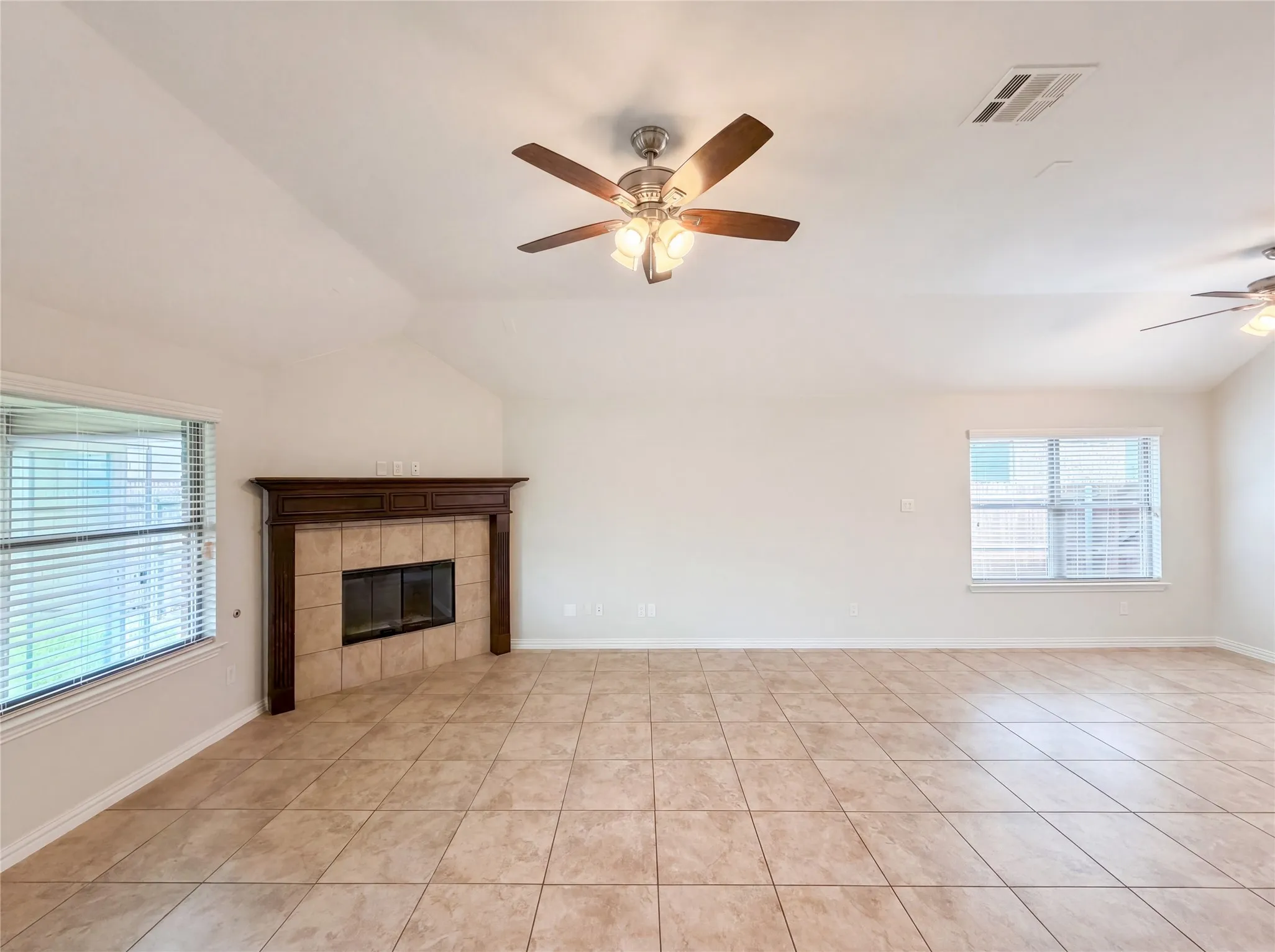 Single Family Residence For Sale in Tarrant County , 709 Ravenwood Drive, Saginaw, Texas 76179, 3 Bedroom, 2 Bathroom, 2 Garage spaces, 1,826 Sqft, built in 2017, mls#21280999, Real Estate Agent in Saginaw, Homes For Sale in Tarrant county, Homes For Sale in Saginaw, Realtor in Saginaw Texas, Real Estate Brokerage Independent Realty Texas, Luminita Cordes Realtor