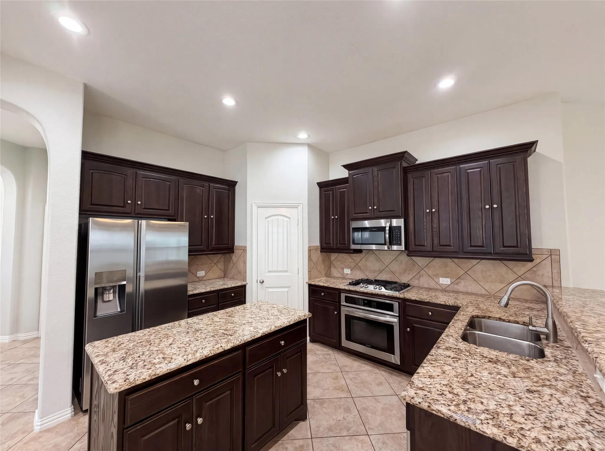 Single Family Residence For Sale in Tarrant County , 709 Ravenwood Drive, Saginaw, Texas 76179, 3 Bedroom, 2 Bathroom, 2 Garage spaces, 1,826 Sqft, built in 2017, mls#21280999, Real Estate Agent in Saginaw, Homes For Sale in Tarrant county, Homes For Sale in Saginaw, Realtor in Saginaw Texas, Real Estate Brokerage Independent Realty Texas, Luminita Cordes Realtor