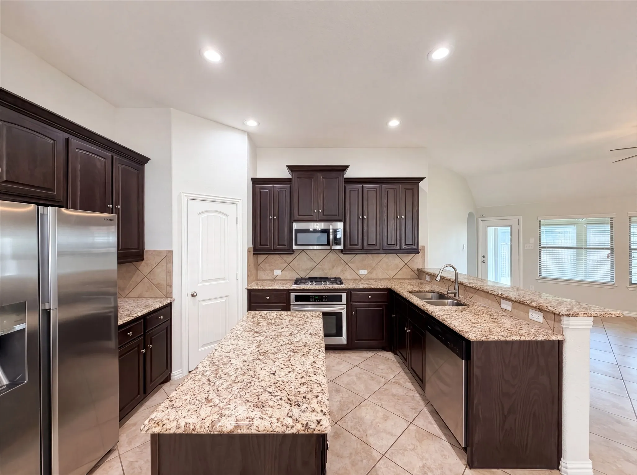 Single Family Residence For Sale in Tarrant County , 709 Ravenwood Drive, Saginaw, Texas 76179, 3 Bedroom, 2 Bathroom, 2 Garage spaces, 1,826 Sqft, built in 2017, mls#21280999, Real Estate Agent in Saginaw, Homes For Sale in Tarrant county, Homes For Sale in Saginaw, Realtor in Saginaw Texas, Real Estate Brokerage Independent Realty Texas, Luminita Cordes Realtor