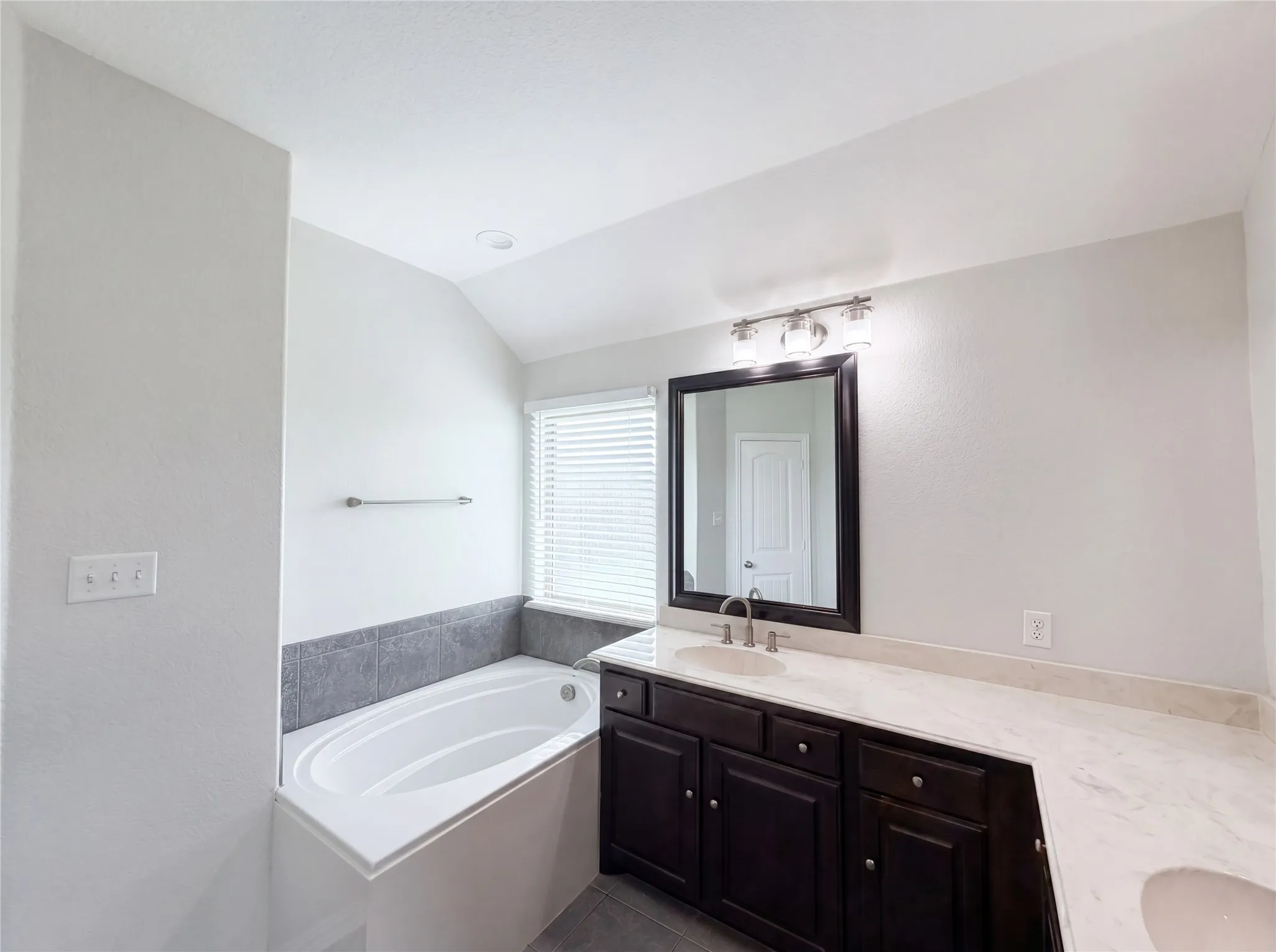 Single Family Residence For Sale in Tarrant County , 709 Ravenwood Drive, Saginaw, Texas 76179, 3 Bedroom, 2 Bathroom, 2 Garage spaces, 1,826 Sqft, built in 2017, mls#21280999, Real Estate Agent in Saginaw, Homes For Sale in Tarrant county, Homes For Sale in Saginaw, Realtor in Saginaw Texas, Real Estate Brokerage Independent Realty Texas, Luminita Cordes Realtor