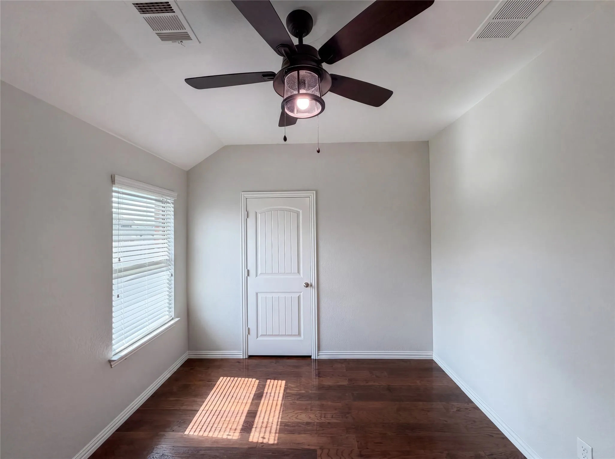 Single Family Residence For Sale in Tarrant County , 709 Ravenwood Drive, Saginaw, Texas 76179, 3 Bedroom, 2 Bathroom, 2 Garage spaces, 1,826 Sqft, built in 2017, mls#21280999, Real Estate Agent in Saginaw, Homes For Sale in Tarrant county, Homes For Sale in Saginaw, Realtor in Saginaw Texas, Real Estate Brokerage Independent Realty Texas, Luminita Cordes Realtor