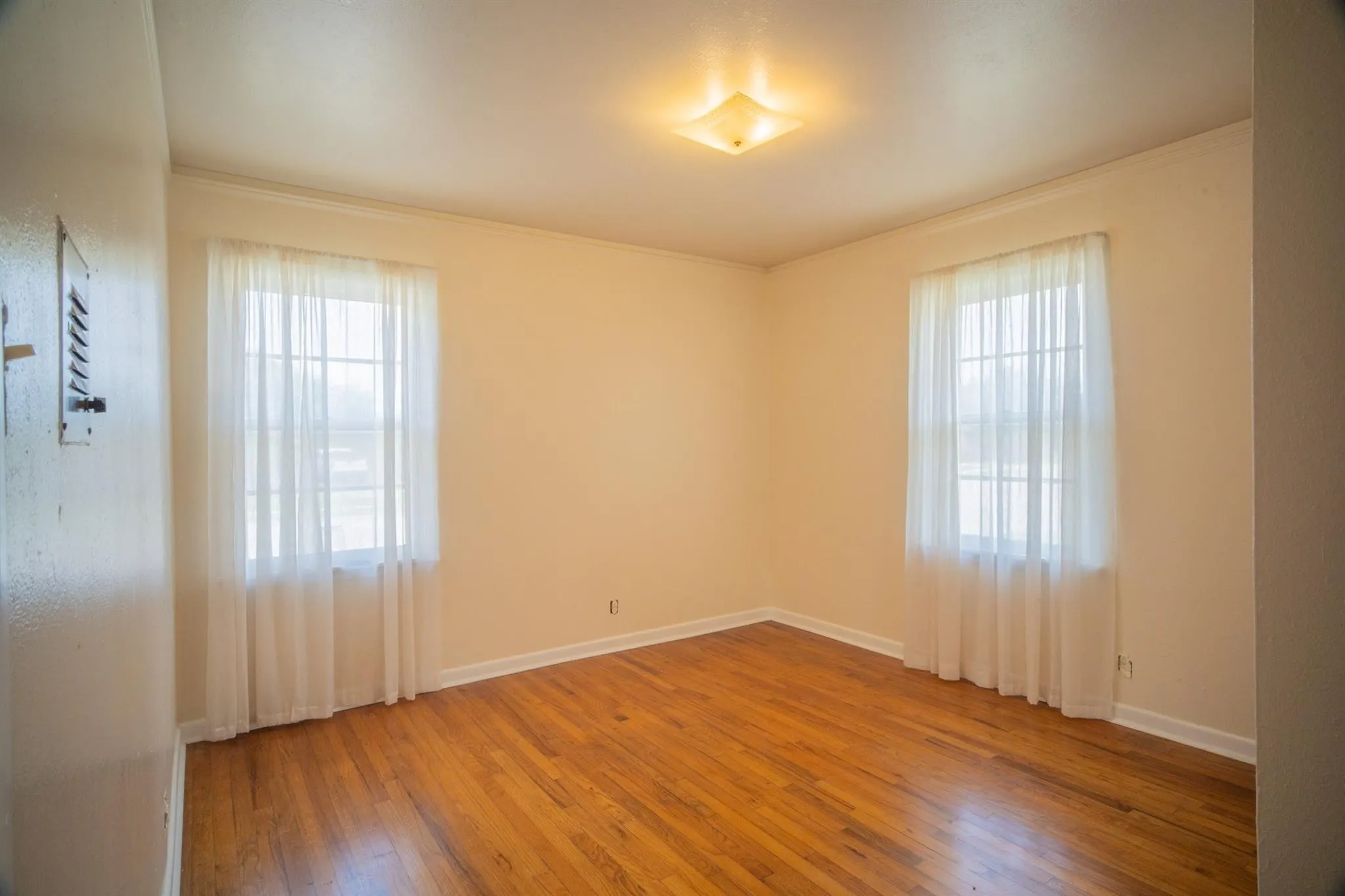 Single Family Residence For Sale in Tarrant County , 5245 Ira Street N, Haltom City, Texas 76117, 3 Bedroom, 1 Bathroom, 1 Garage spaces, 990 Sqft, built in 1958, mls#21276132, Real Estate Agent in Haltom City, Homes For Sale in Tarrant county, Homes For Sale in Haltom City, Realtor in Haltom City Texas, Real Estate Brokerage Independent Realty Texas, Luminita Cordes Realtor