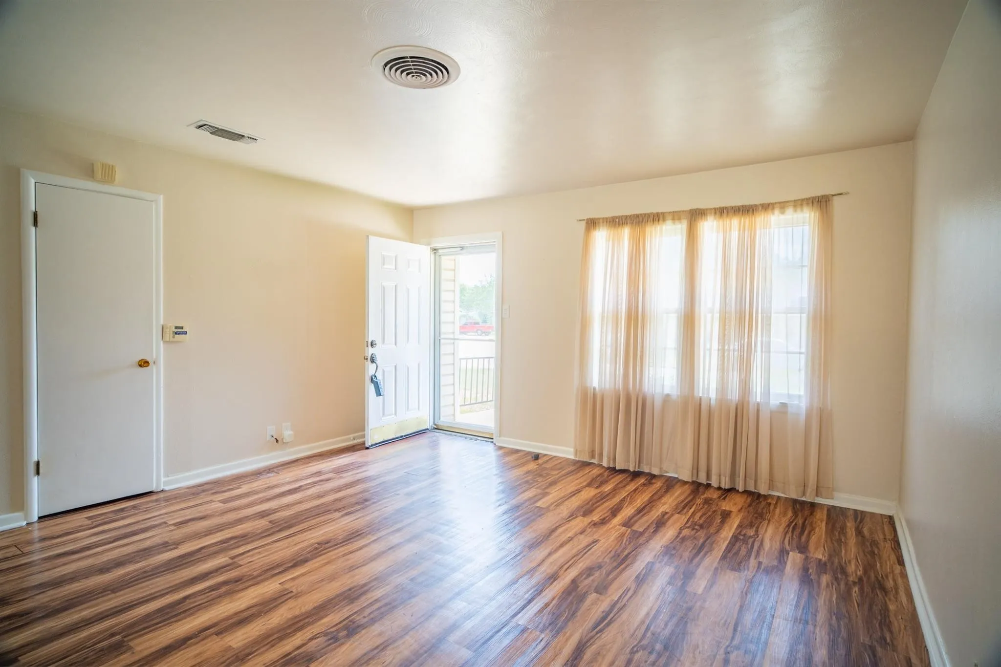 Single Family Residence For Sale in Tarrant County , 5245 Ira Street N, Haltom City, Texas 76117, 3 Bedroom, 1 Bathroom, 1 Garage spaces, 990 Sqft, built in 1958, mls#21276132, Real Estate Agent in Haltom City, Homes For Sale in Tarrant county, Homes For Sale in Haltom City, Realtor in Haltom City Texas, Real Estate Brokerage Independent Realty Texas, Luminita Cordes Realtor