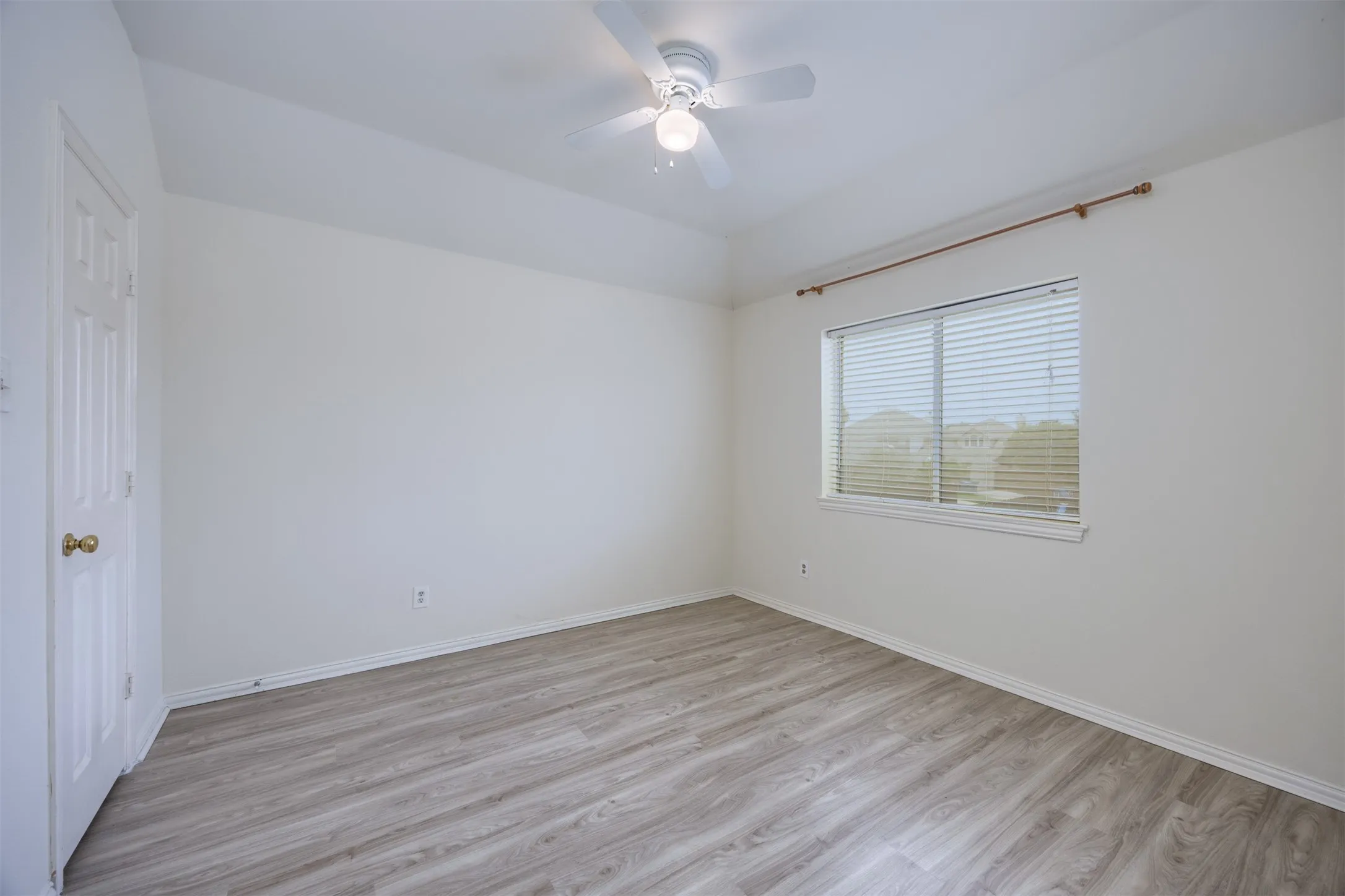 Single Family Residence For Rent in Dallas County , 6609 Amesbury Lane, Rowlett, Texas 75089, 4 Bedrooms, 3 Bathrooms, 2 Garage spaces, 2,582 Sqft, built in 2001, Price $2,900, mls#21280259, Real Estate Agent in Rowlett, Homes For Rent in Dallas county, Homes For Rent in Rowlett, Realtor in Rowlett Texas, Real Estate Brokerage Independent Realty Texas, Luminita Cordes Realtor