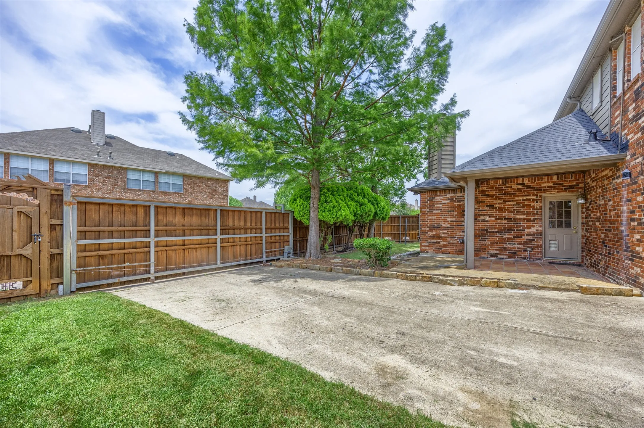 Single Family Residence For Rent in Dallas County , 6609 Amesbury Lane, Rowlett, Texas 75089, 4 Bedrooms, 3 Bathrooms, 2 Garage spaces, 2,582 Sqft, built in 2001, Price $2,900, mls#21280259, Real Estate Agent in Rowlett, Homes For Rent in Dallas county, Homes For Rent in Rowlett, Realtor in Rowlett Texas, Real Estate Brokerage Independent Realty Texas, Luminita Cordes Realtor