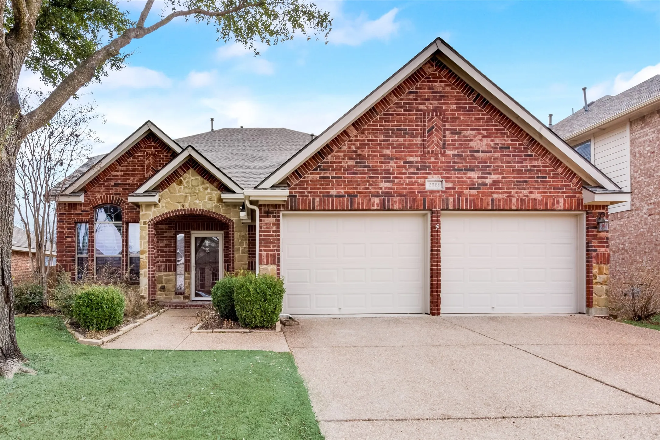 Single Family Residence For Rent in Tarrant County , 2569 Pinnacle Point Drive, Grand Prairie, Texas 75054, 4 Bedroom, 3 Bathroom, 2 Garage spaces, 2,672 Sqft, built in 2003, mls#21281026, Real Estate Agent in Grand Prairie, Homes For Rent in Tarrant county, Homes For Rent in Grand Prairie, Realtor in Grand Prairie Texas, Real Estate Brokerage Independent Realty Texas, Luminita Cordes Realtor