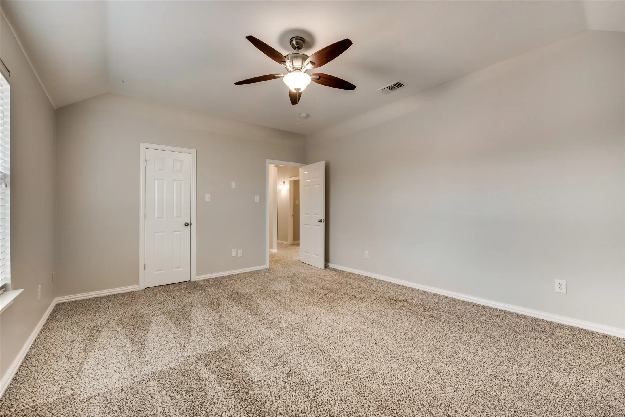 Single Family Residence For Rent in Tarrant County , 2569 Pinnacle Point Drive, Grand Prairie, Texas 75054, 4 Bedroom, 3 Bathroom, 2 Garage spaces, 2,672 Sqft, built in 2003, mls#21281026, Real Estate Agent in Grand Prairie, Homes For Rent in Tarrant county, Homes For Rent in Grand Prairie, Realtor in Grand Prairie Texas, Real Estate Brokerage Independent Realty Texas, Luminita Cordes Realtor