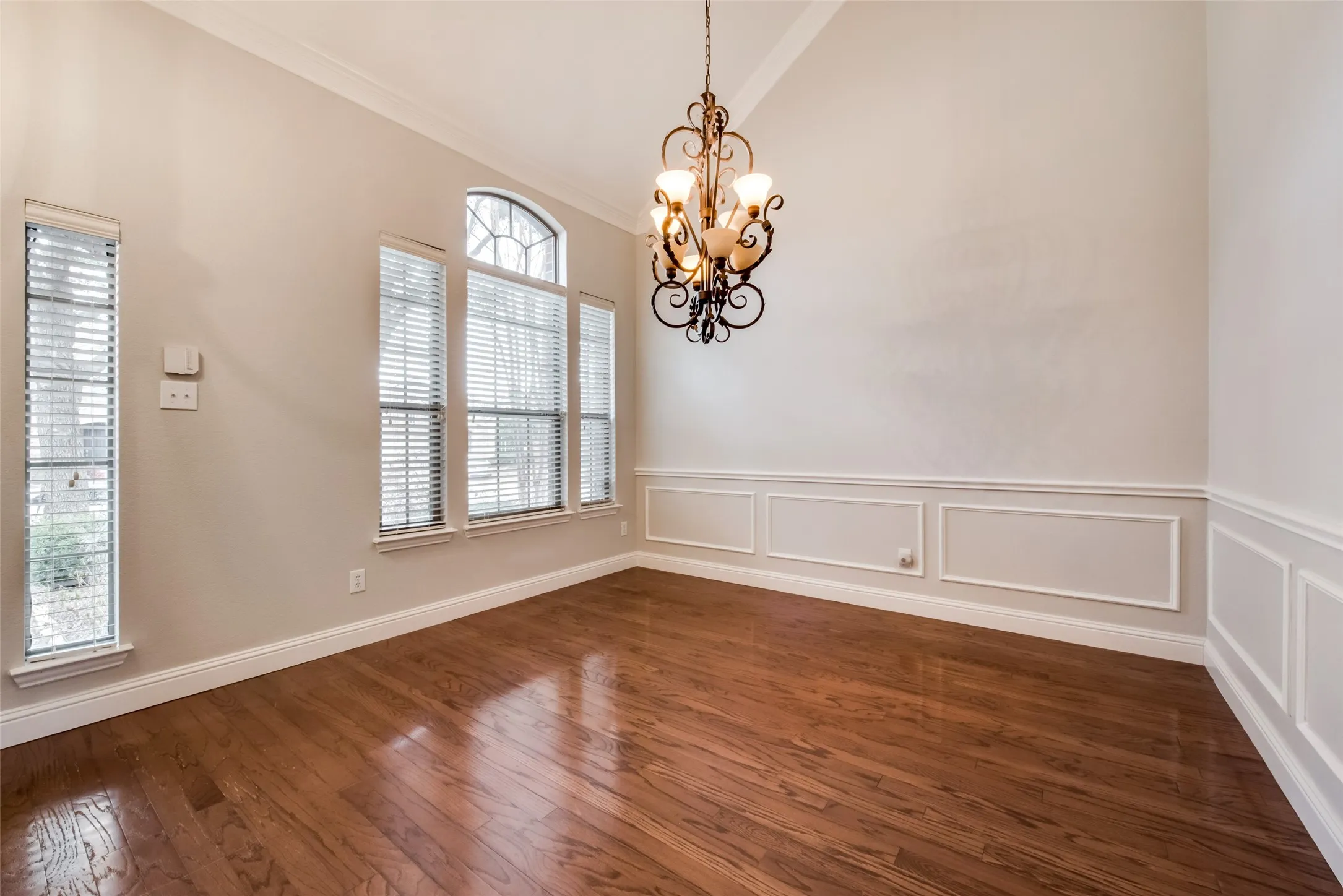 Single Family Residence For Rent in Tarrant County , 2569 Pinnacle Point Drive, Grand Prairie, Texas 75054, 4 Bedroom, 3 Bathroom, 2 Garage spaces, 2,672 Sqft, built in 2003, mls#21281026, Real Estate Agent in Grand Prairie, Homes For Rent in Tarrant county, Homes For Rent in Grand Prairie, Realtor in Grand Prairie Texas, Real Estate Brokerage Independent Realty Texas, Luminita Cordes Realtor