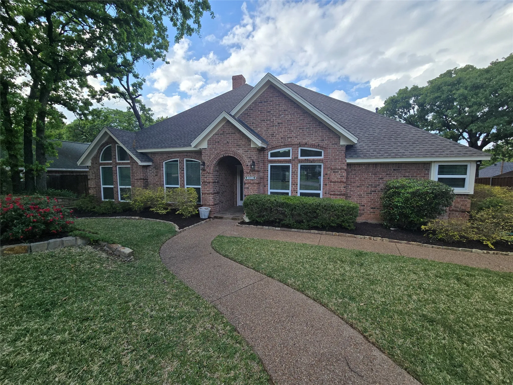 Single Family Residence For Sale in Tarrant County , 2954 Woodland Hills Drive, Grapevine, Texas 76051, 3 Bedroom, 3 Bathroom, 2 Garage spaces, 2,401 Sqft, built in 1987, Price $584,900, mls#21258291, Real Estate Agent in Grapevine, Homes For Sale in Tarrant county, Homes For Sale in Grapevine, Realtor in Grapevine Texas, Real Estate Brokerage Independent Realty Texas, Luminita Cordes Realtor