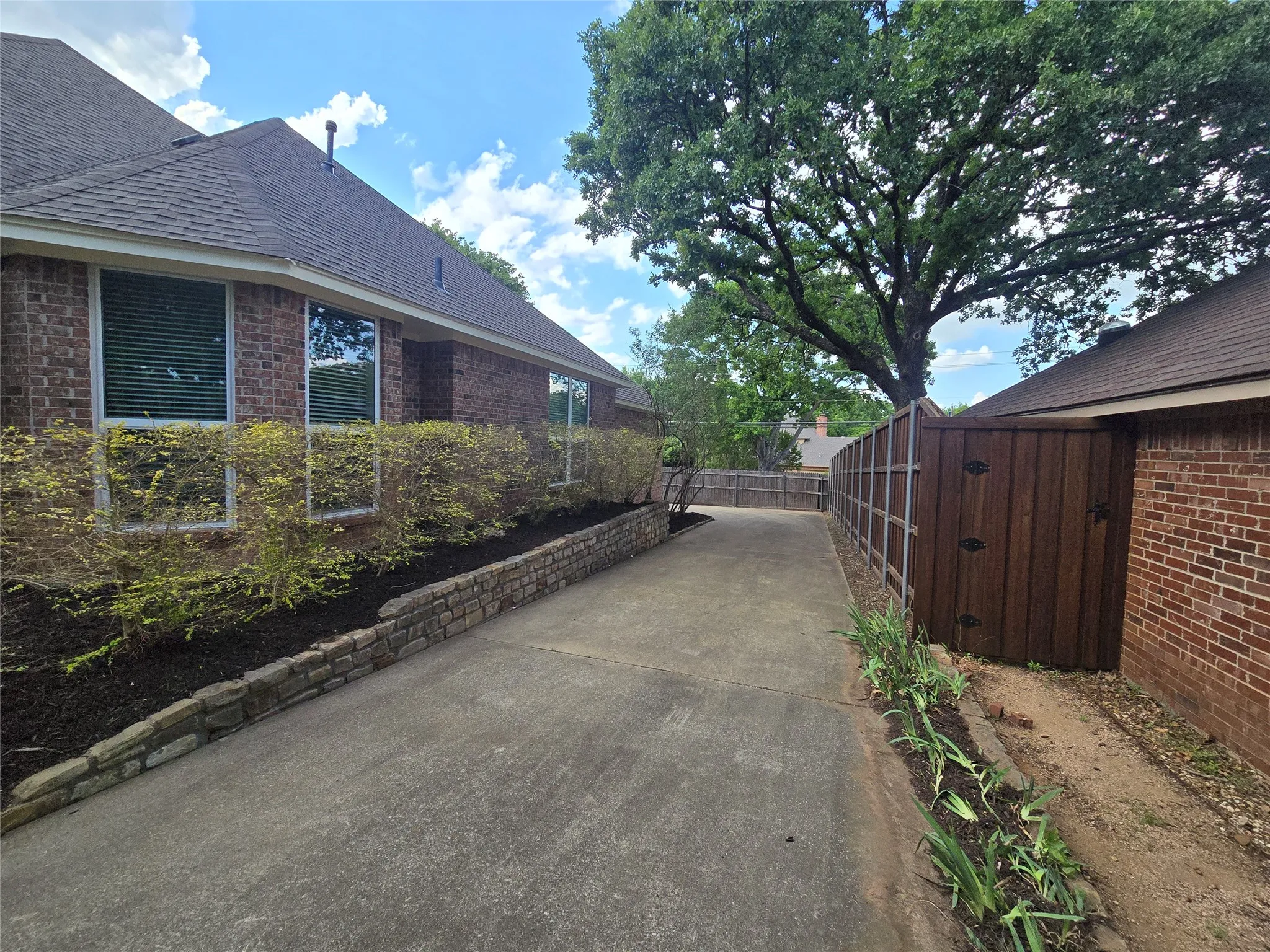 Single Family Residence For Sale in Tarrant County , 2954 Woodland Hills Drive, Grapevine, Texas 76051, 3 Bedroom, 3 Bathroom, 2 Garage spaces, 2,401 Sqft, built in 1987, Price $584,900, mls#21258291, Real Estate Agent in Grapevine, Homes For Sale in Tarrant county, Homes For Sale in Grapevine, Realtor in Grapevine Texas, Real Estate Brokerage Independent Realty Texas, Luminita Cordes Realtor