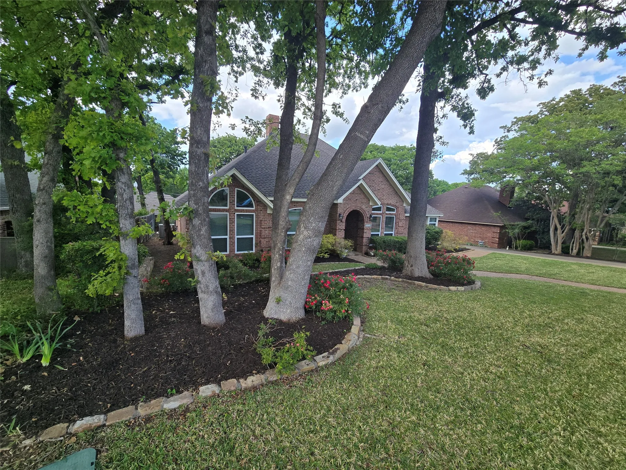 Single Family Residence For Sale in Tarrant County , 2954 Woodland Hills Drive, Grapevine, Texas 76051, 3 Bedroom, 3 Bathroom, 2 Garage spaces, 2,401 Sqft, built in 1987, Price $584,900, mls#21258291, Real Estate Agent in Grapevine, Homes For Sale in Tarrant county, Homes For Sale in Grapevine, Realtor in Grapevine Texas, Real Estate Brokerage Independent Realty Texas, Luminita Cordes Realtor