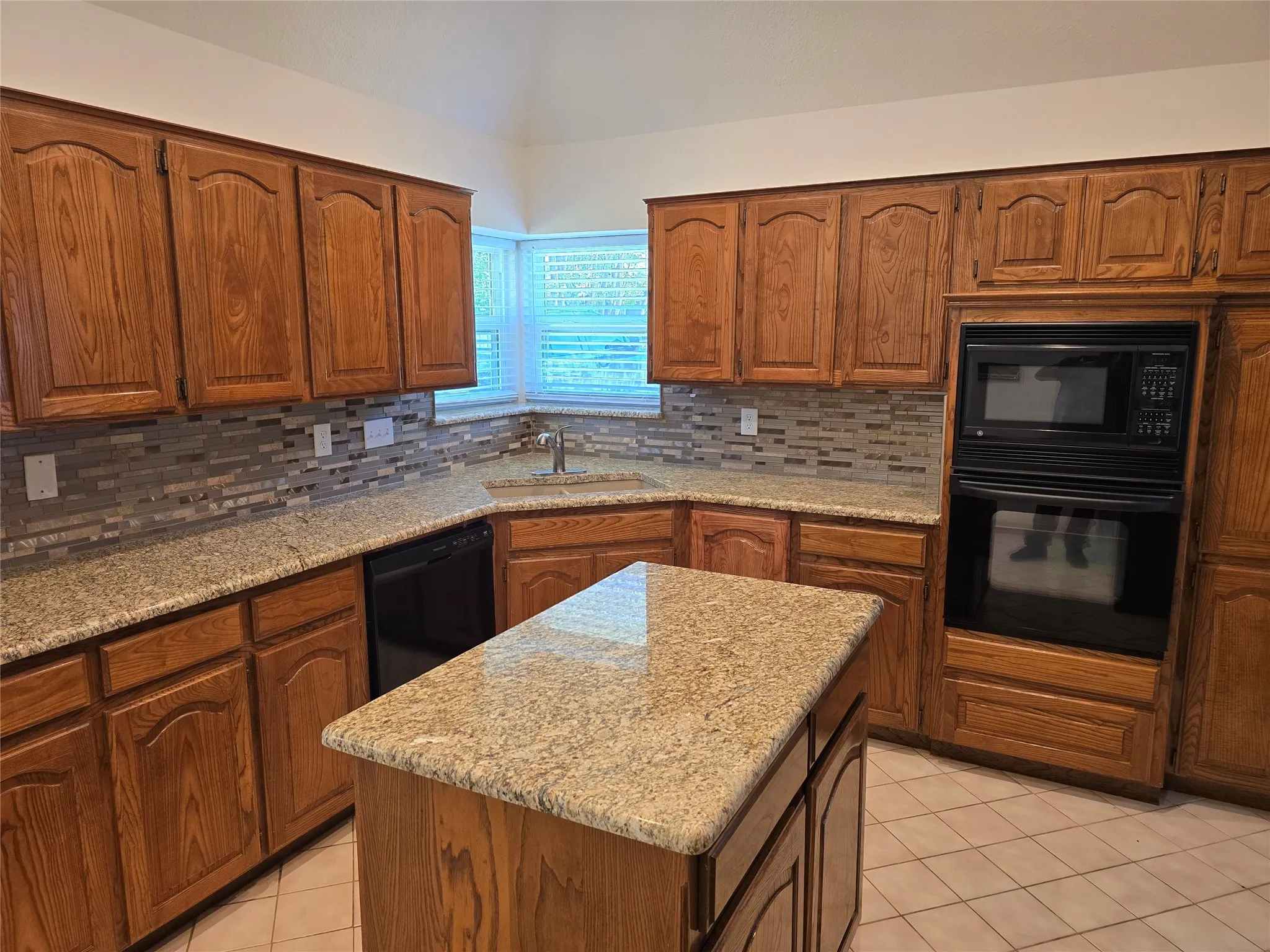 Single Family Residence For Sale in Tarrant County , 2954 Woodland Hills Drive, Grapevine, Texas 76051, 3 Bedroom, 3 Bathroom, 2 Garage spaces, 2,401 Sqft, built in 1987, Price $584,900, mls#21258291, Real Estate Agent in Grapevine, Homes For Sale in Tarrant county, Homes For Sale in Grapevine, Realtor in Grapevine Texas, Real Estate Brokerage Independent Realty Texas, Luminita Cordes Realtor
