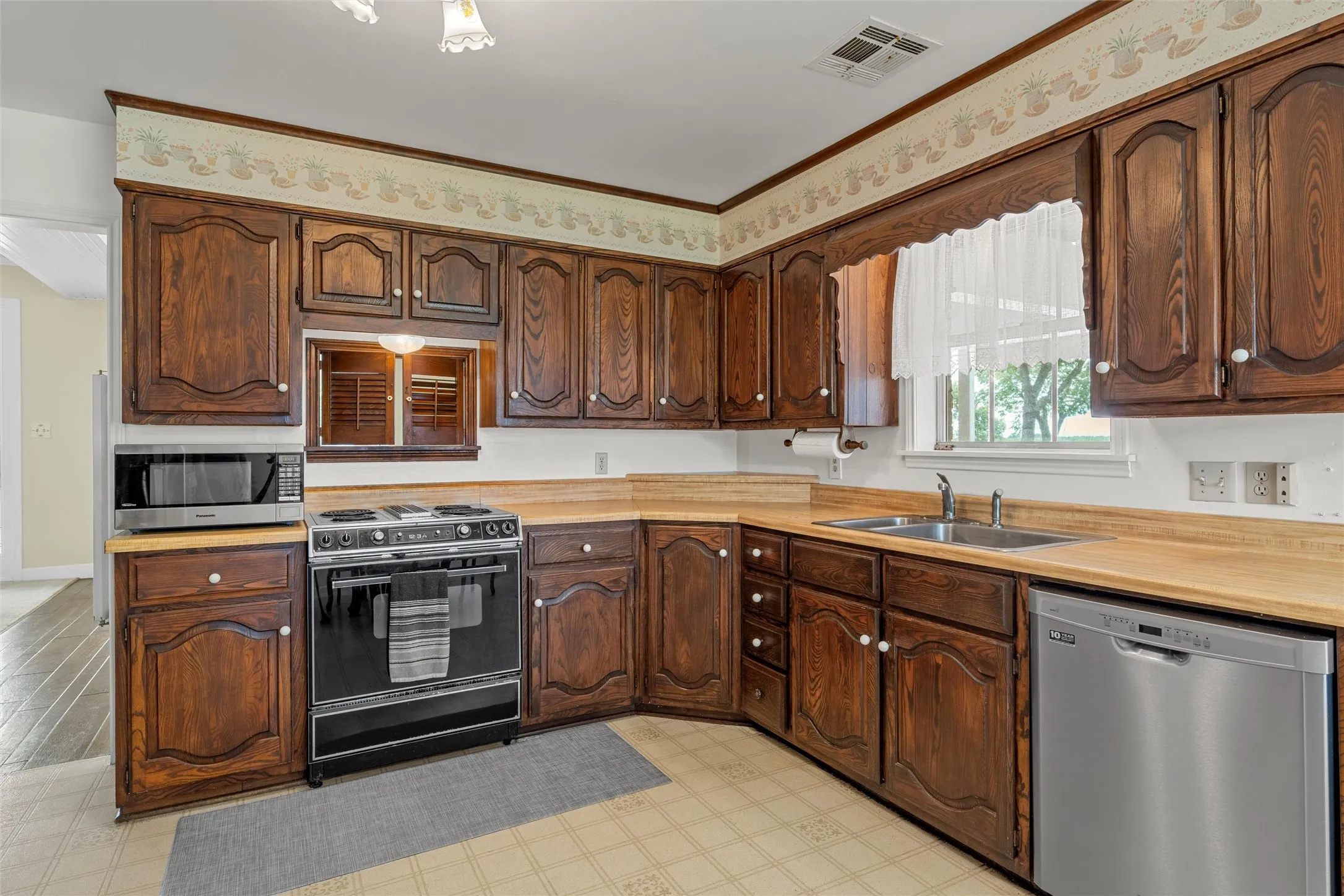 Single Family Residence For Sale in Falls County , 803 S Stallworth, Rosebud, Texas 76570, 3 Bedrooms, 3 Bathrooms, 2 Garage spaces, 2,106 Sqft, built in 1980, Price $450,000, mls#21280663, Real Estate Agent in Rosebud, Homes For Sale in Falls county, Homes For Sale in Rosebud, Realtor in Rosebud Texas, Real Estate Brokerage Independent Realty Texas, Luminita Cordes Realtor
