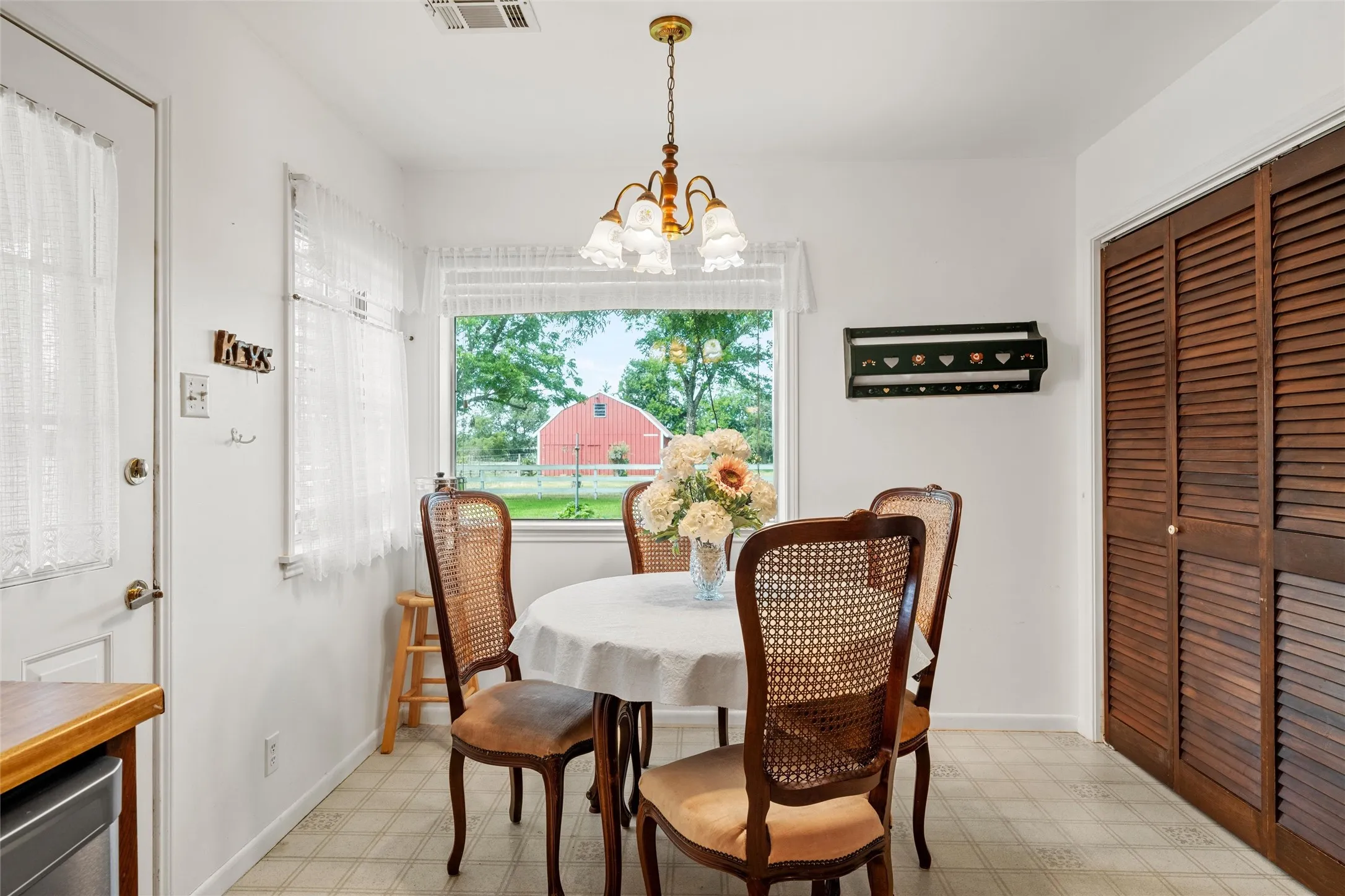 Single Family Residence For Sale in Falls County , 803 S Stallworth, Rosebud, Texas 76570, 3 Bedrooms, 3 Bathrooms, 2 Garage spaces, 2,106 Sqft, built in 1980, Price $450,000, mls#21280663, Real Estate Agent in Rosebud, Homes For Sale in Falls county, Homes For Sale in Rosebud, Realtor in Rosebud Texas, Real Estate Brokerage Independent Realty Texas, Luminita Cordes Realtor