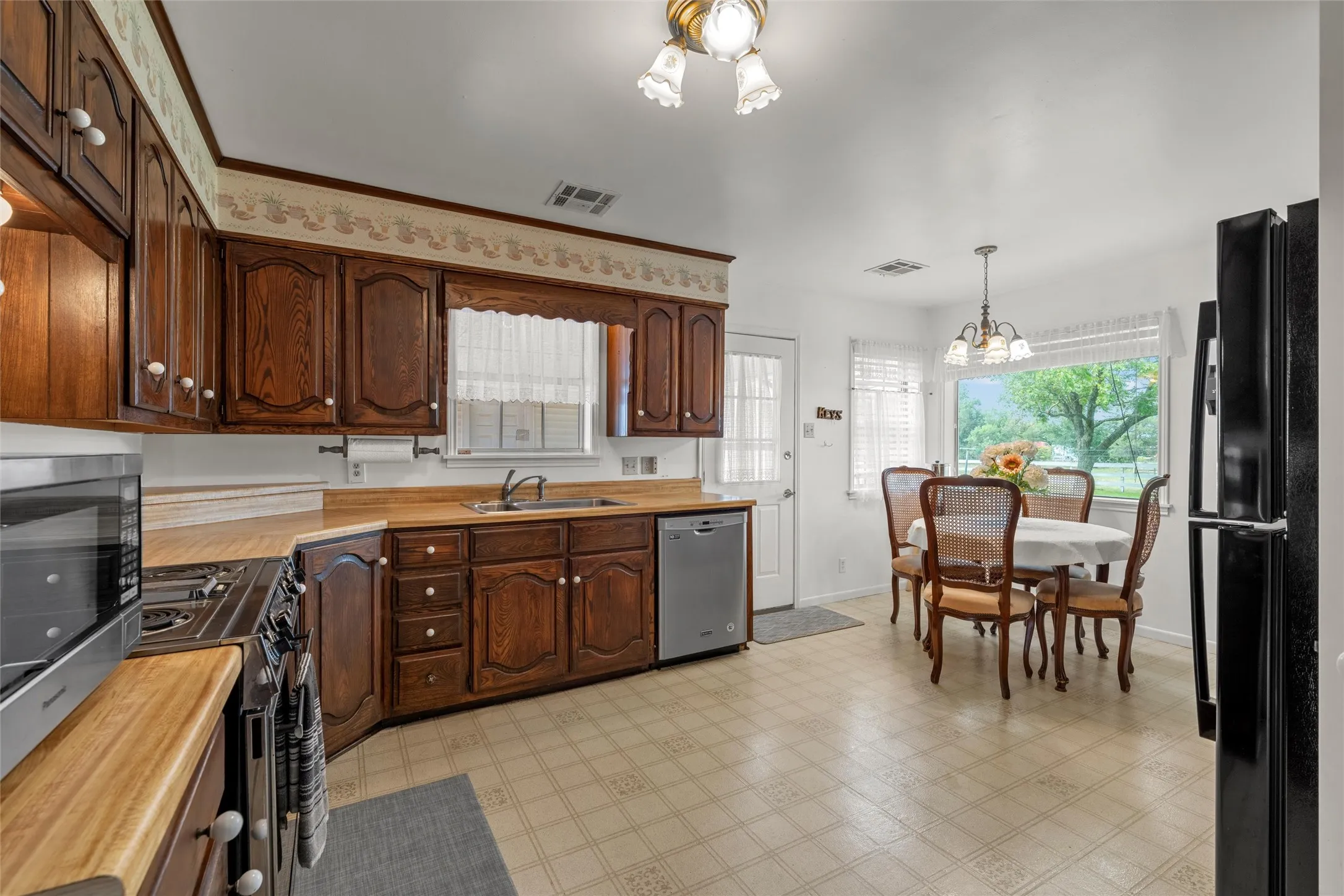 Single Family Residence For Sale in Falls County , 803 S Stallworth, Rosebud, Texas 76570, 3 Bedrooms, 3 Bathrooms, 2 Garage spaces, 2,106 Sqft, built in 1980, Price $450,000, mls#21280663, Real Estate Agent in Rosebud, Homes For Sale in Falls county, Homes For Sale in Rosebud, Realtor in Rosebud Texas, Real Estate Brokerage Independent Realty Texas, Luminita Cordes Realtor
