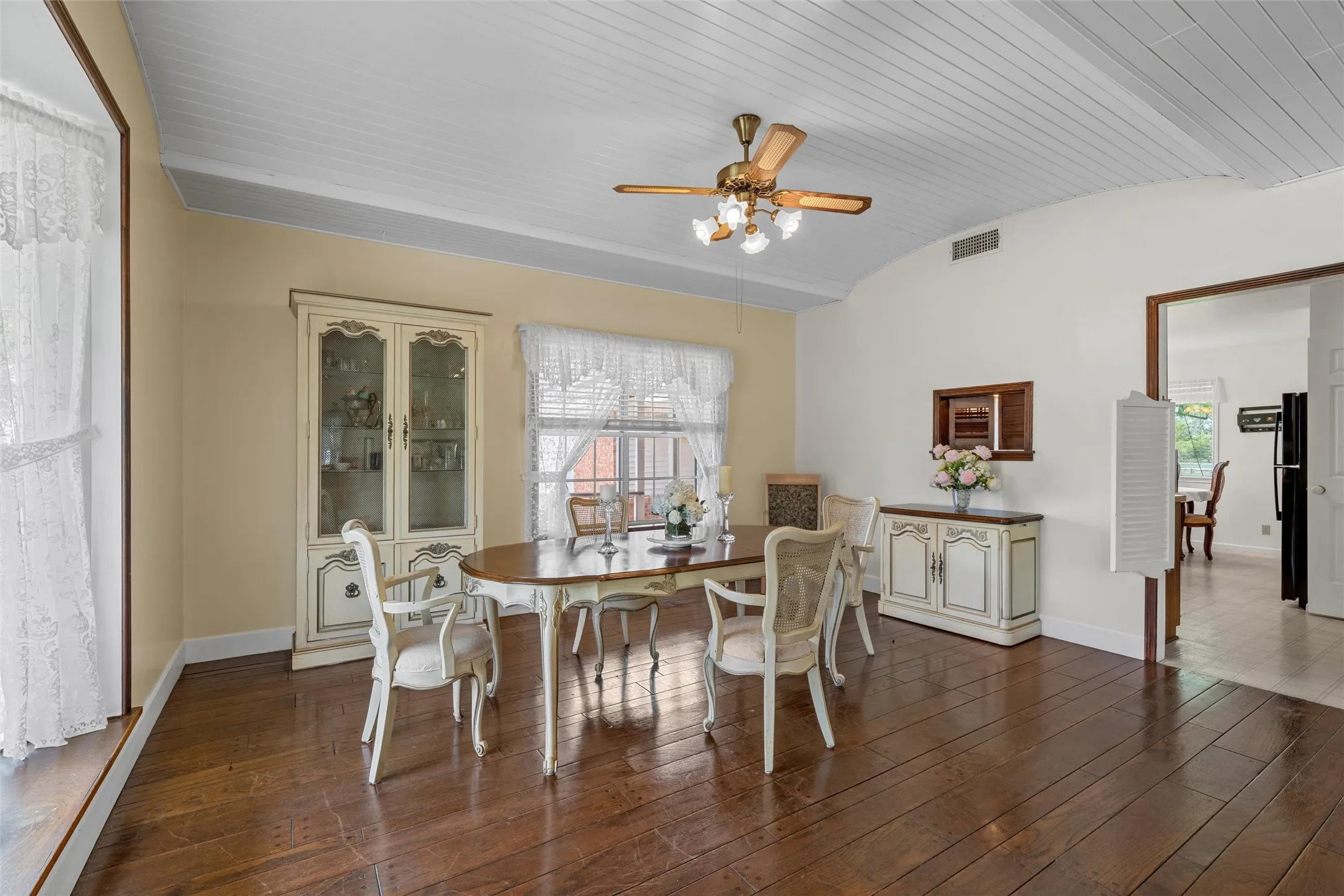 Single Family Residence For Sale in Falls County , 803 S Stallworth, Rosebud, Texas 76570, 3 Bedrooms, 3 Bathrooms, 2 Garage spaces, 2,106 Sqft, built in 1980, Price $450,000, mls#21280663, Real Estate Agent in Rosebud, Homes For Sale in Falls county, Homes For Sale in Rosebud, Realtor in Rosebud Texas, Real Estate Brokerage Independent Realty Texas, Luminita Cordes Realtor
