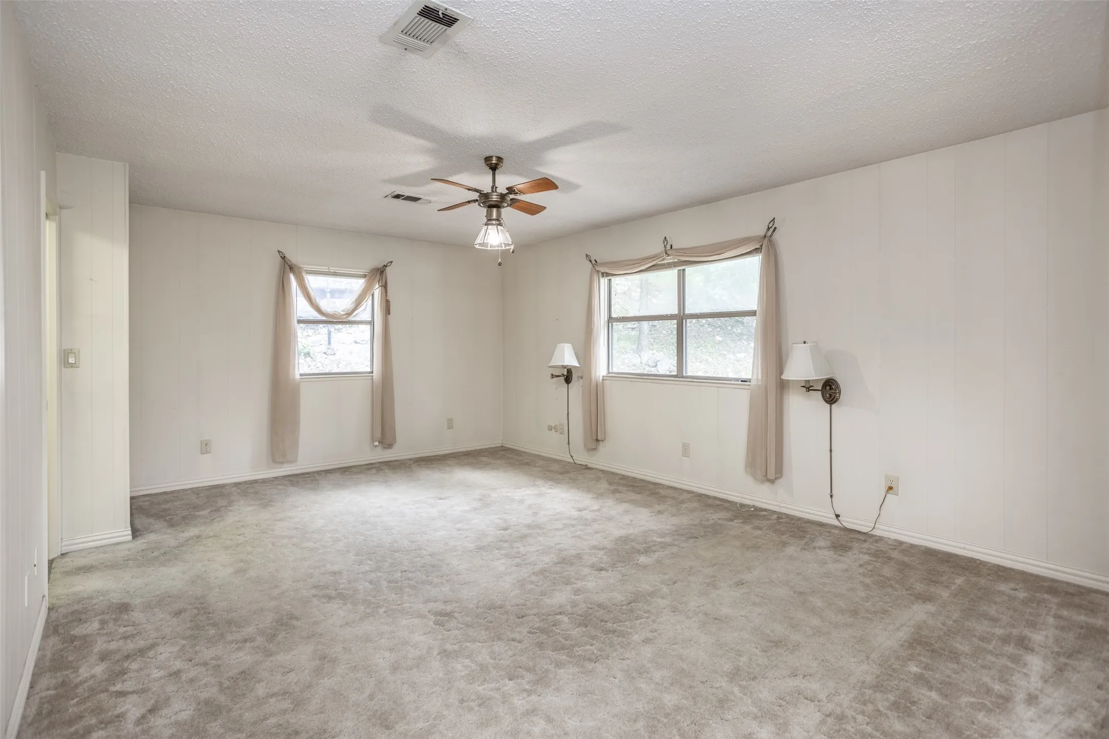 Single Family Residence For Sale in Cooke County , 154 Parkview, Gainesville, Texas 76240, 3 Bedroom, 2 Bathroom, 4 Garage spaces, 1,848 Sqft, built in 1978, mls#21273907, Real Estate Agent in Gainesville, Homes For Sale in Cooke county, Homes For Sale in Gainesville, Realtor in Gainesville Texas, Real Estate Brokerage Independent Realty Texas, Luminita Cordes Realtor