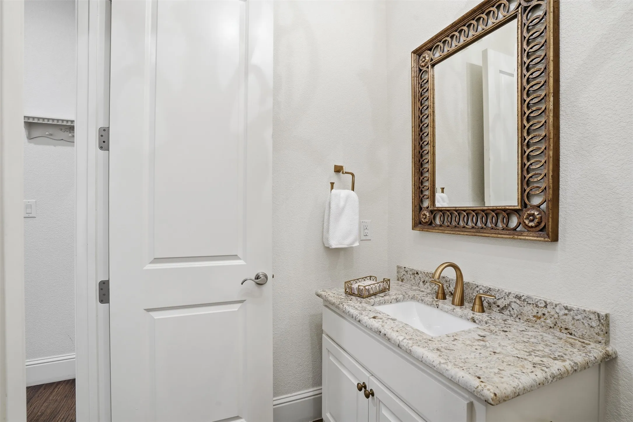 Single Family Residence For Sale in Tarrant County , 5301 Pradera Court, Benbrook, Texas 76126, 3 Bedroom, 3 Bathroom, 2 Garage spaces, 3,112 Sqft, built in 2016, mls#21281108, Real Estate Agent in Benbrook, Homes For Sale in Tarrant county, Homes For Sale in Benbrook, Realtor in Benbrook Texas, Real Estate Brokerage Independent Realty Texas, Luminita Cordes Realtor