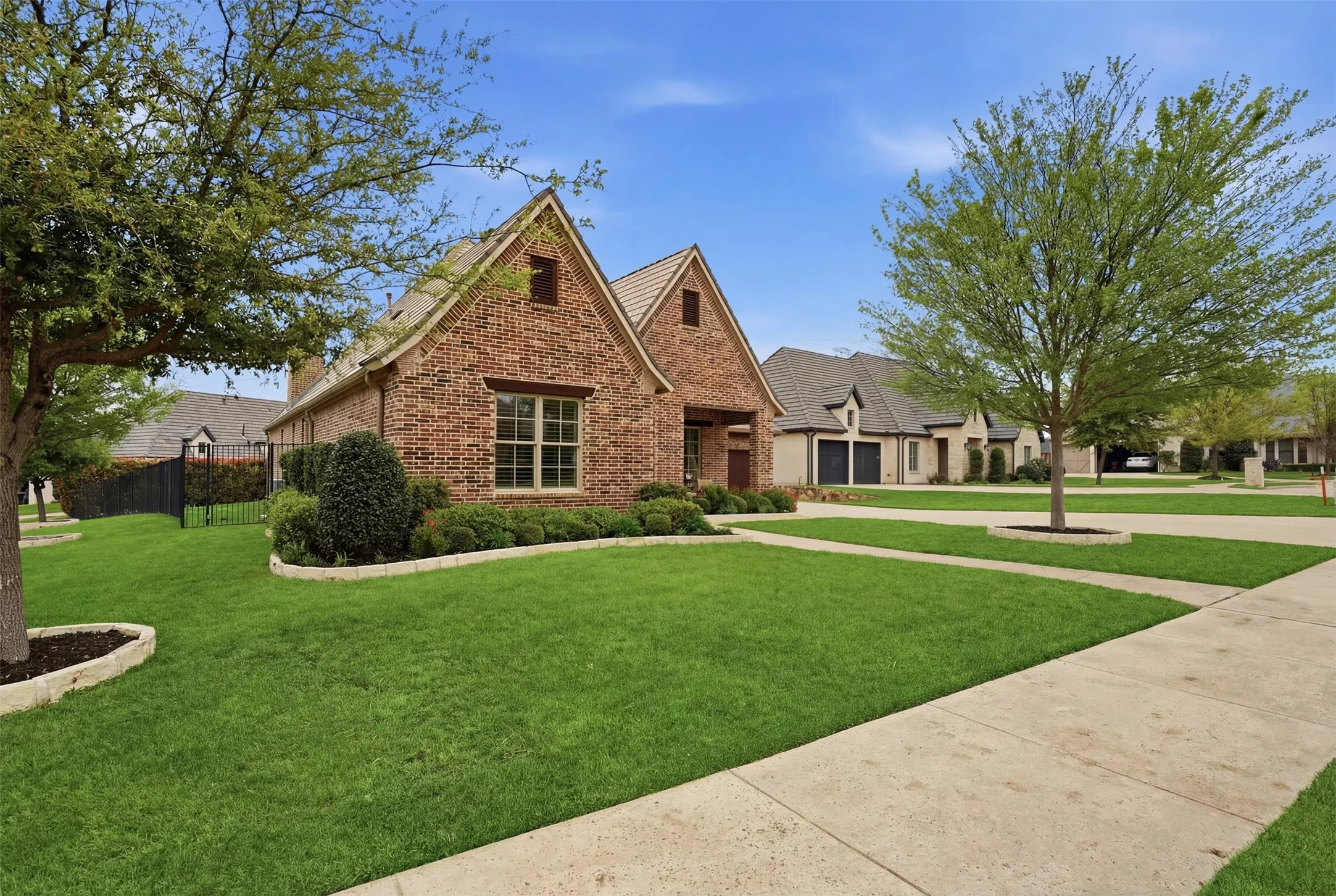 Single Family Residence For Sale in Tarrant County , 5301 Pradera Court, Benbrook, Texas 76126, 3 Bedroom, 3 Bathroom, 2 Garage spaces, 3,112 Sqft, built in 2016, mls#21281108, Real Estate Agent in Benbrook, Homes For Sale in Tarrant county, Homes For Sale in Benbrook, Realtor in Benbrook Texas, Real Estate Brokerage Independent Realty Texas, Luminita Cordes Realtor