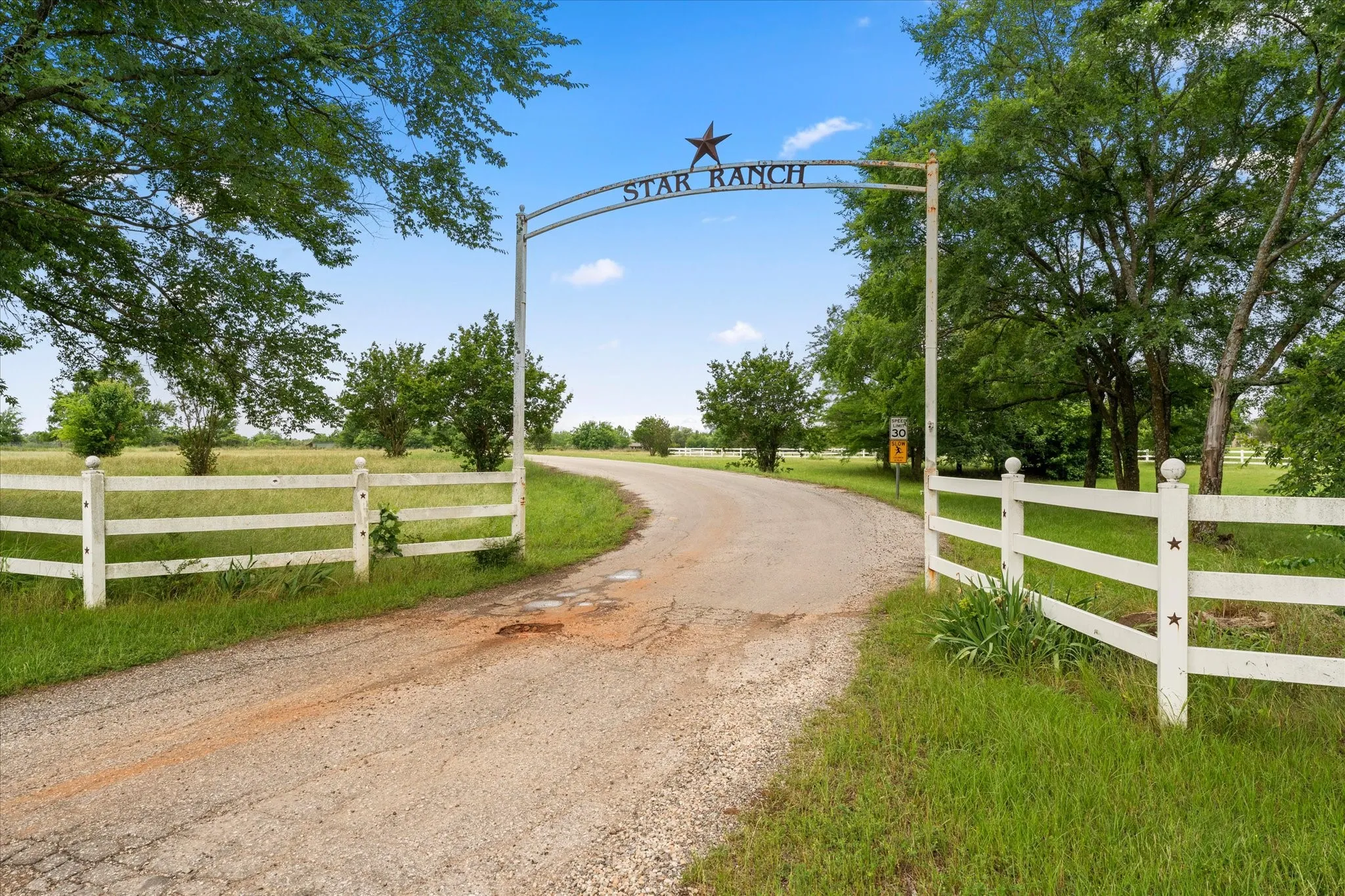 Single Family Residence For Sale in Wood County , 765 CR 1300, Yantis, Texas 75497, 3 Bedroom, 2 Bathroom, 3 Garage spaces, 2,466 Sqft, built in 2015, mls#21281129, Real Estate Agent in Yantis, Homes For Sale in Wood county, Homes For Sale in Yantis, Realtor in Yantis Texas, Real Estate Brokerage Independent Realty Texas, Luminita Cordes Realtor