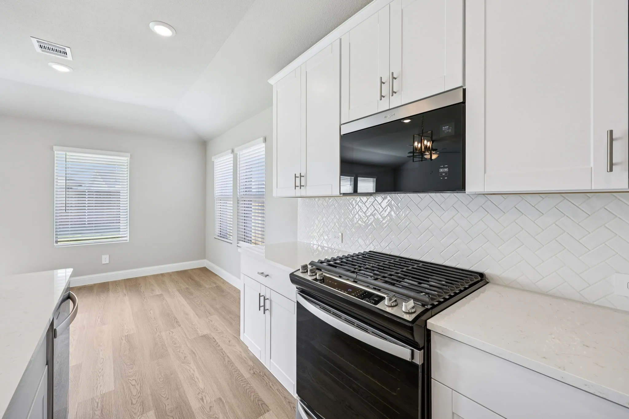  Photo is not of the actual home, but is an inspirational photo of builder’s model home and may depict options, furnishings, and/or decorator features that are not included.
