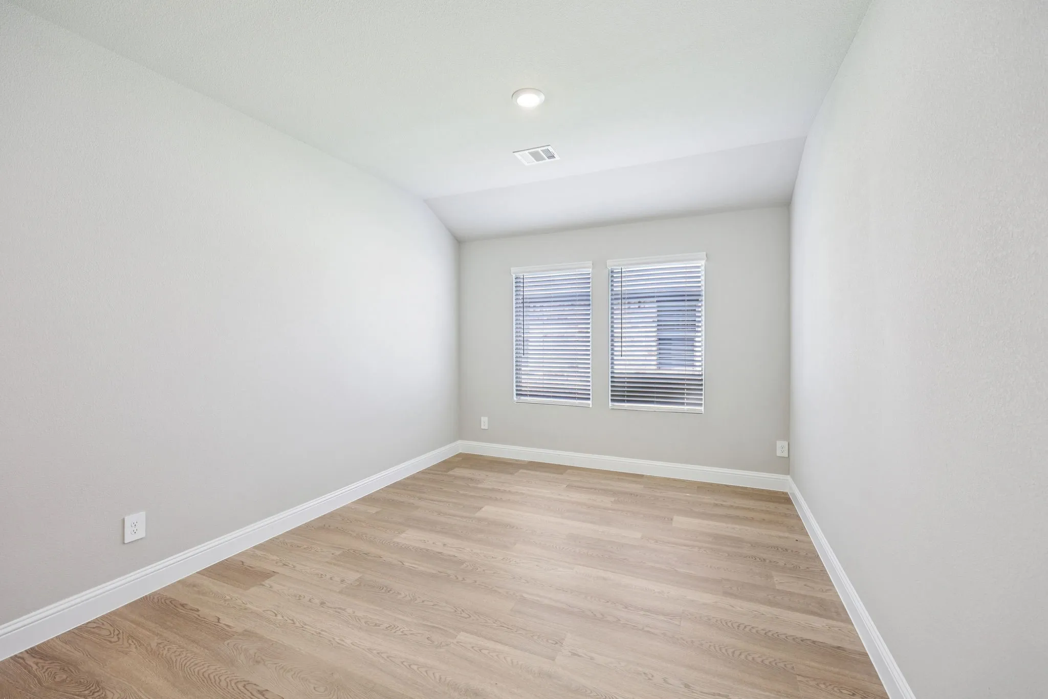  Photo is not of the actual home, but is an inspirational photo of builder’s model home and may depict options, furnishings, and/or decorator features that are not included.
