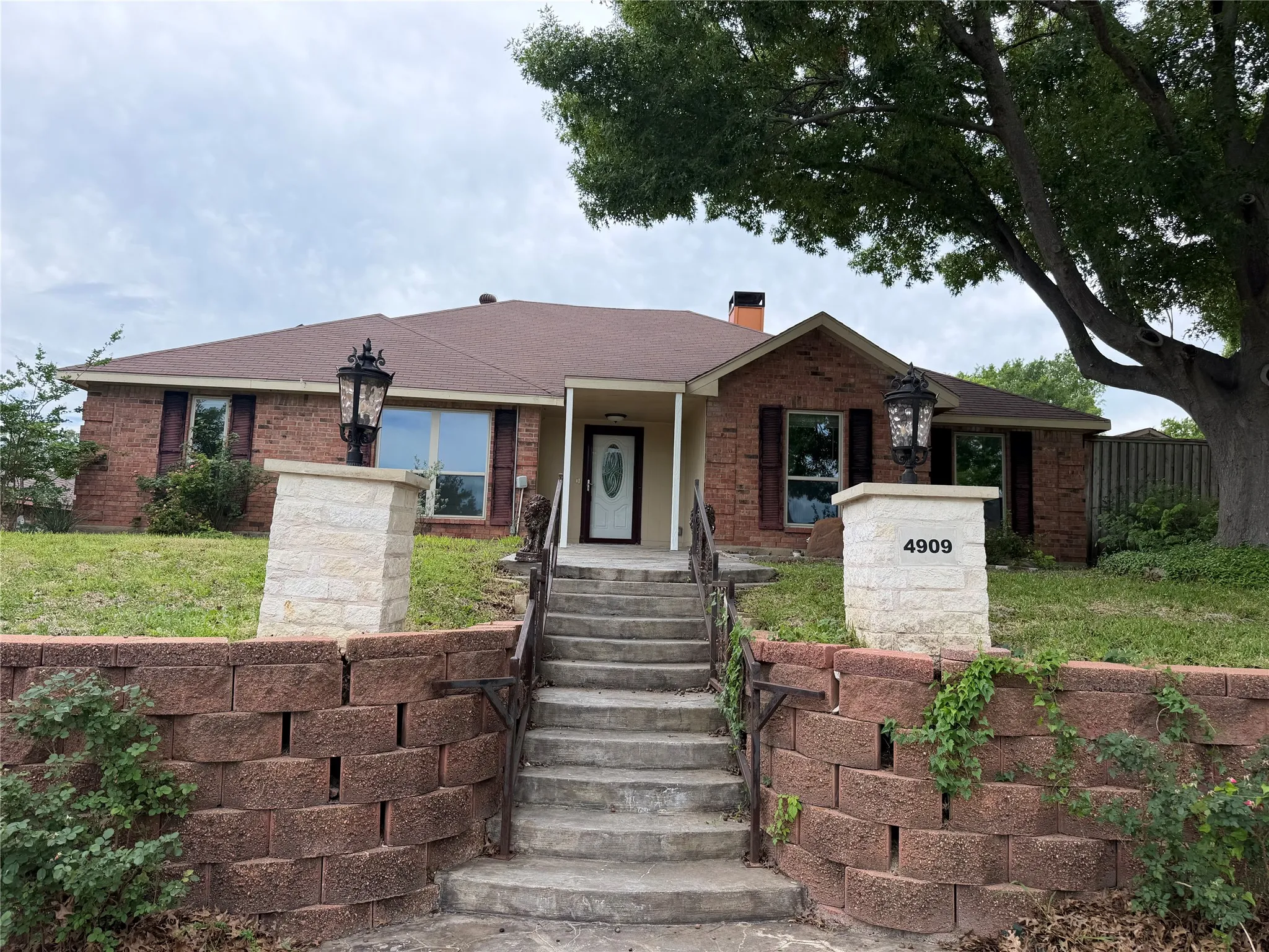 Single Family Residence For Rent in Dallas County , 4909 Van Ness Street, Garland, Texas 75043, 3 Bedroom, 2 Bathroom, Garage spaces, 1,944 Sqft, built in 1986, mls#21281142, Real Estate Agent in Garland, Homes For Rent in Dallas county, Homes For Rent in Garland, Realtor in Garland Texas, Real Estate Brokerage Independent Realty Texas, Luminita Cordes Realtor