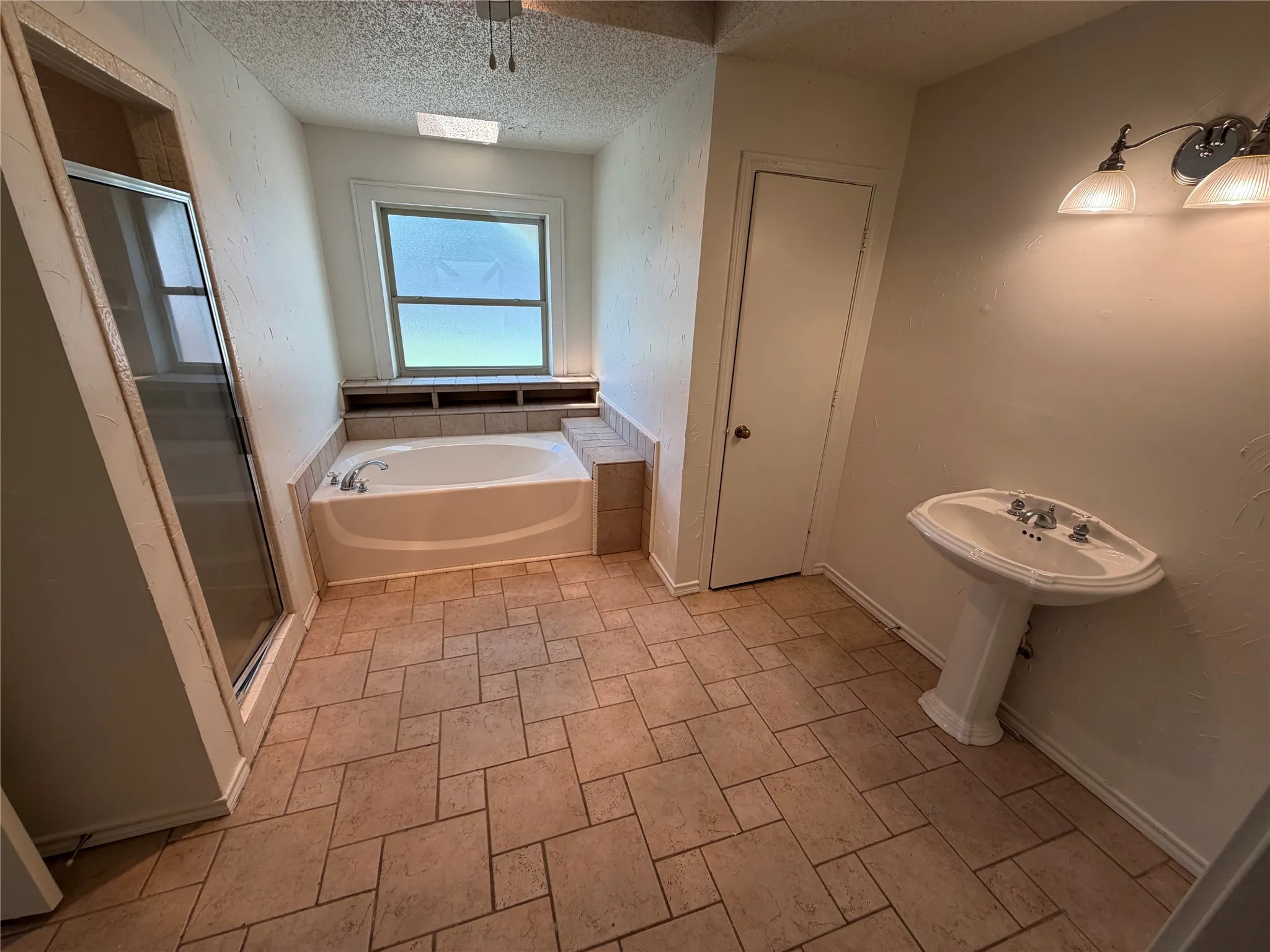 Single Family Residence For Rent in Dallas County , 4909 Van Ness Street, Garland, Texas 75043, 3 Bedroom, 2 Bathroom, Garage spaces, 1,944 Sqft, built in 1986, mls#21281142, Real Estate Agent in Garland, Homes For Rent in Dallas county, Homes For Rent in Garland, Realtor in Garland Texas, Real Estate Brokerage Independent Realty Texas, Luminita Cordes Realtor