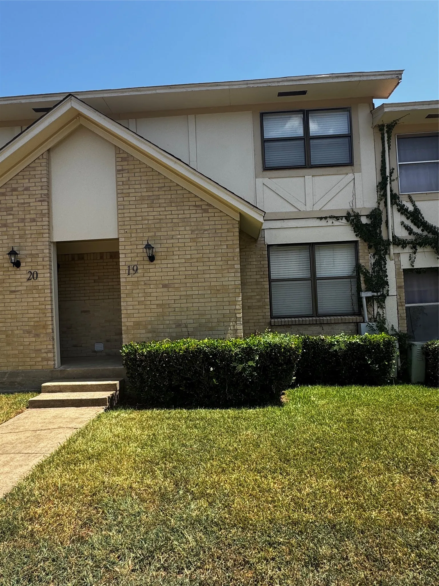 Townhouse For Sale in Grayson County , 1905 W Morton Street 19, Denison, Texas 75020, 2 Bedroom, 2 Bathroom, Garage spaces, 1,008 Sqft, built in 1962, Price $138,500, mls#21281143, Real Estate Agent in Denison, Homes For Sale in Grayson county, Homes For Sale in Denison, Realtor in Denison Texas, Real Estate Brokerage Independent Realty Texas, Luminita Cordes Realtor