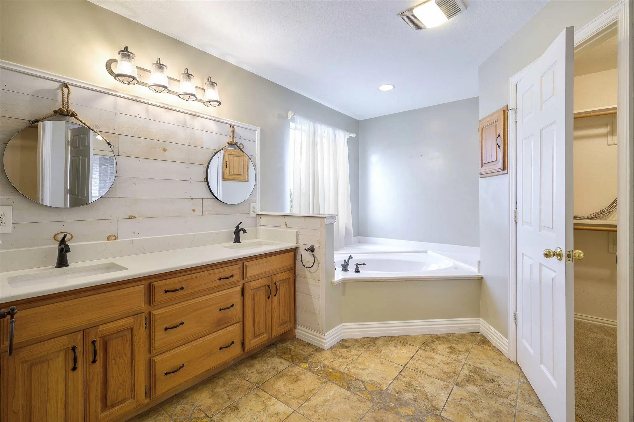 Single Family Residence For Sale in Denton County , 11278 Jackson Road, Krum, Texas 76249, 3 Bedrooms, 3 Bathrooms, 2 Garage spaces, 2,379 Sqft, built in 1995, Price $949,000, mls#21281145, Real Estate Agent in Krum, Homes For Sale in Denton county, Homes For Sale in Krum, Realtor in Krum Texas, Real Estate Brokerage Independent Realty Texas, Luminita Cordes Realtor