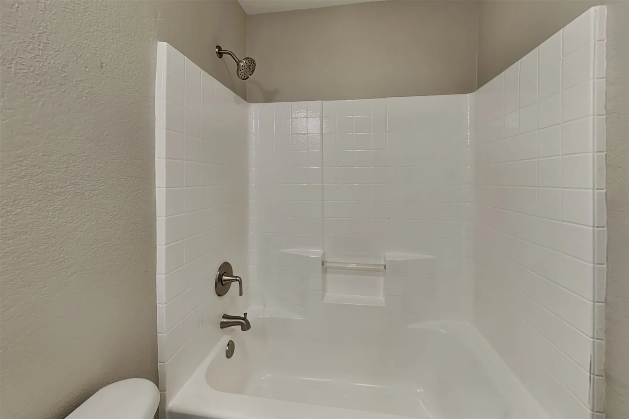 Single Family Residence For Rent in Tarrant County , 10469 Winding Passage Way, Fort Worth, Texas 76131, 3 Bedroom, 2 Bathroom, 2 Garage spaces, 1,688 Sqft, built in 2006, mls#21281158, Real Estate Agent in Fort Worth, Homes For Rent in Tarrant county, Homes For Rent in Fort Worth, Realtor in Fort Worth Texas, Real Estate Brokerage Independent Realty Texas, Luminita Cordes Realtor