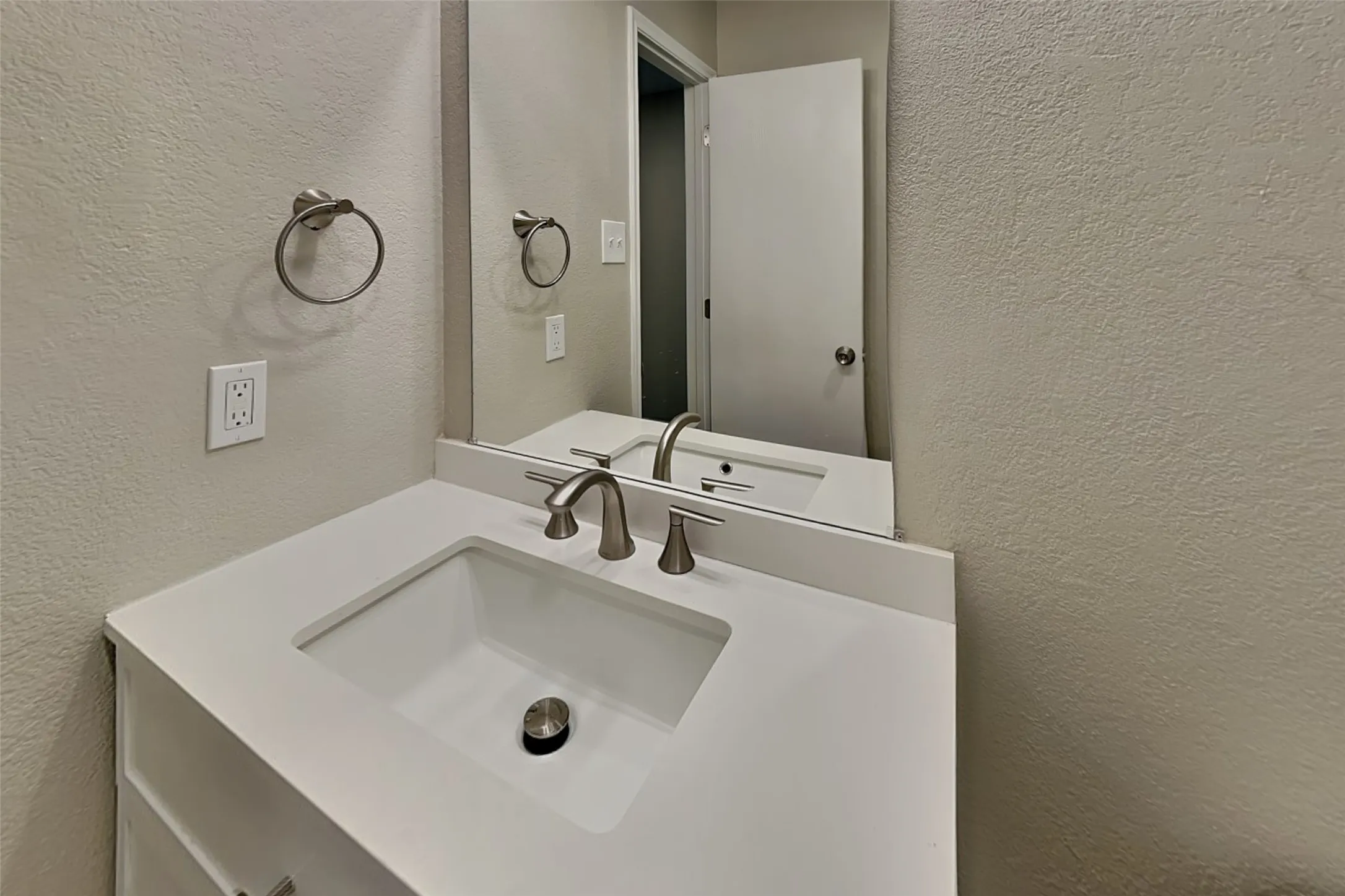 Single Family Residence For Rent in Tarrant County , 10469 Winding Passage Way, Fort Worth, Texas 76131, 3 Bedroom, 2 Bathroom, 2 Garage spaces, 1,688 Sqft, built in 2006, mls#21281158, Real Estate Agent in Fort Worth, Homes For Rent in Tarrant county, Homes For Rent in Fort Worth, Realtor in Fort Worth Texas, Real Estate Brokerage Independent Realty Texas, Luminita Cordes Realtor