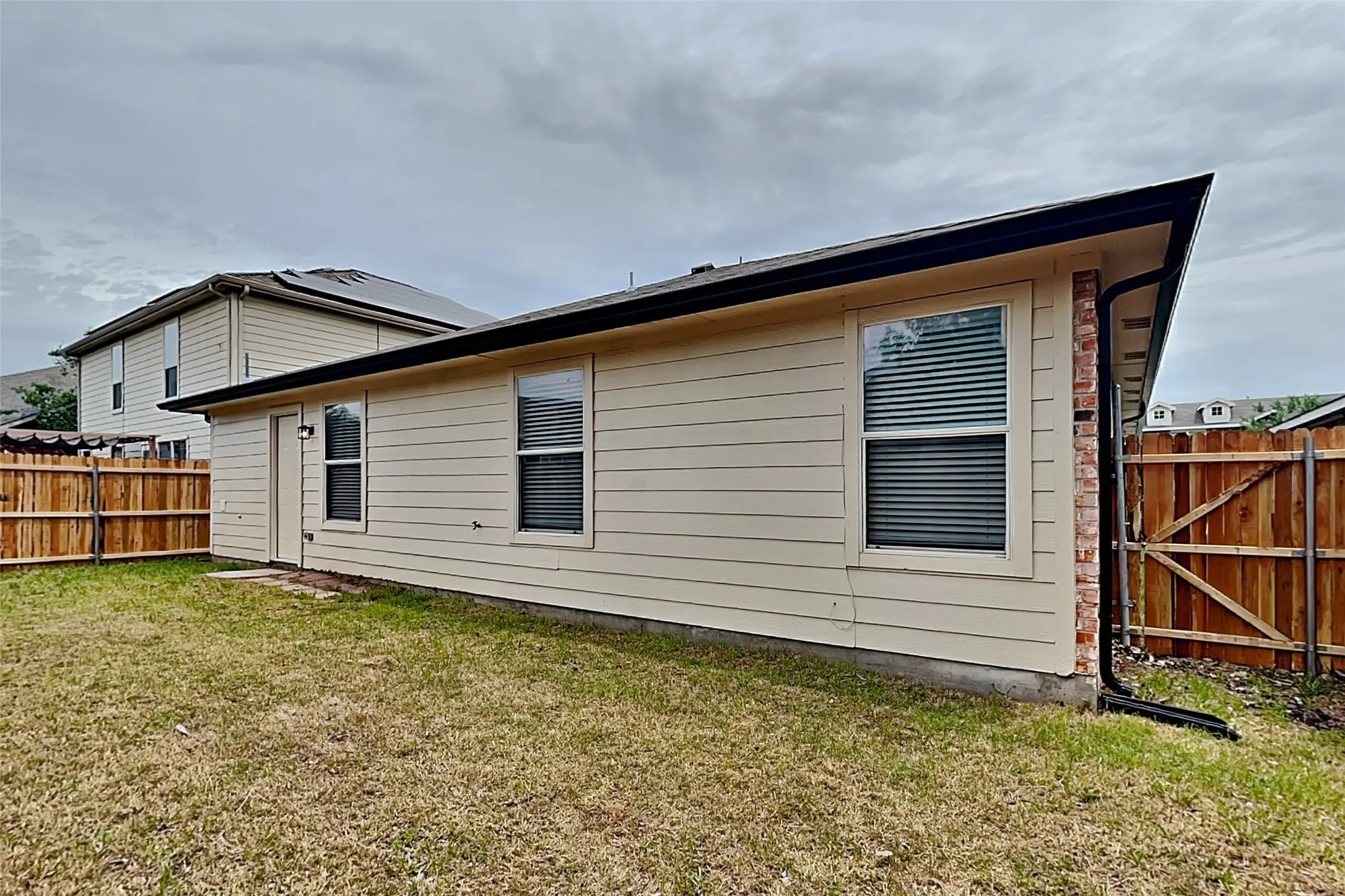 Single Family Residence For Rent in Tarrant County , 10469 Winding Passage Way, Fort Worth, Texas 76131, 3 Bedroom, 2 Bathroom, 2 Garage spaces, 1,688 Sqft, built in 2006, mls#21281158, Real Estate Agent in Fort Worth, Homes For Rent in Tarrant county, Homes For Rent in Fort Worth, Realtor in Fort Worth Texas, Real Estate Brokerage Independent Realty Texas, Luminita Cordes Realtor