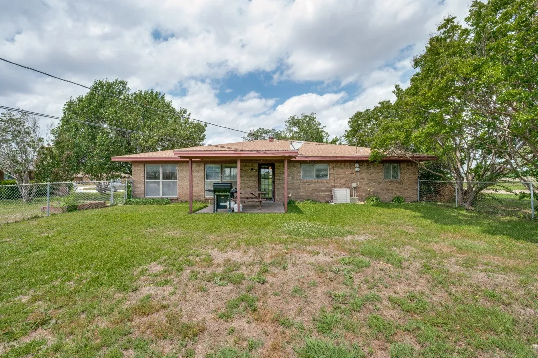 Single Family Residence For Sale in Collin County , 260 New Hope Road E, New Hope, Texas 75071, 4 Bedroom, 2 Bathroom, 2 Garage spaces, 1,620 Sqft, built in 1967, mls#21279410, Real Estate Agent in New Hope, Homes For Sale in Collin county, Homes For Sale in New Hope, Realtor in New Hope Texas, Real Estate Brokerage Independent Realty Texas, Luminita Cordes Realtor