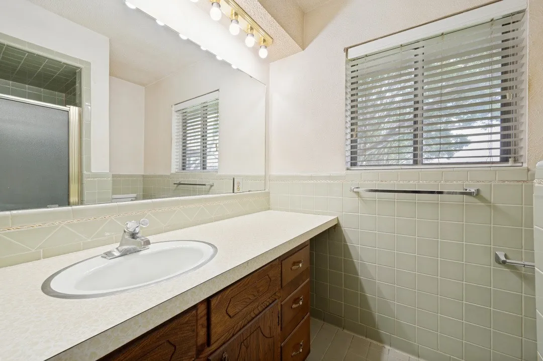Single Family Residence For Sale in Collin County , 260 New Hope Road E, New Hope, Texas 75071, 4 Bedroom, 2 Bathroom, 2 Garage spaces, 1,620 Sqft, built in 1967, mls#21279410, Real Estate Agent in New Hope, Homes For Sale in Collin county, Homes For Sale in New Hope, Realtor in New Hope Texas, Real Estate Brokerage Independent Realty Texas, Luminita Cordes Realtor