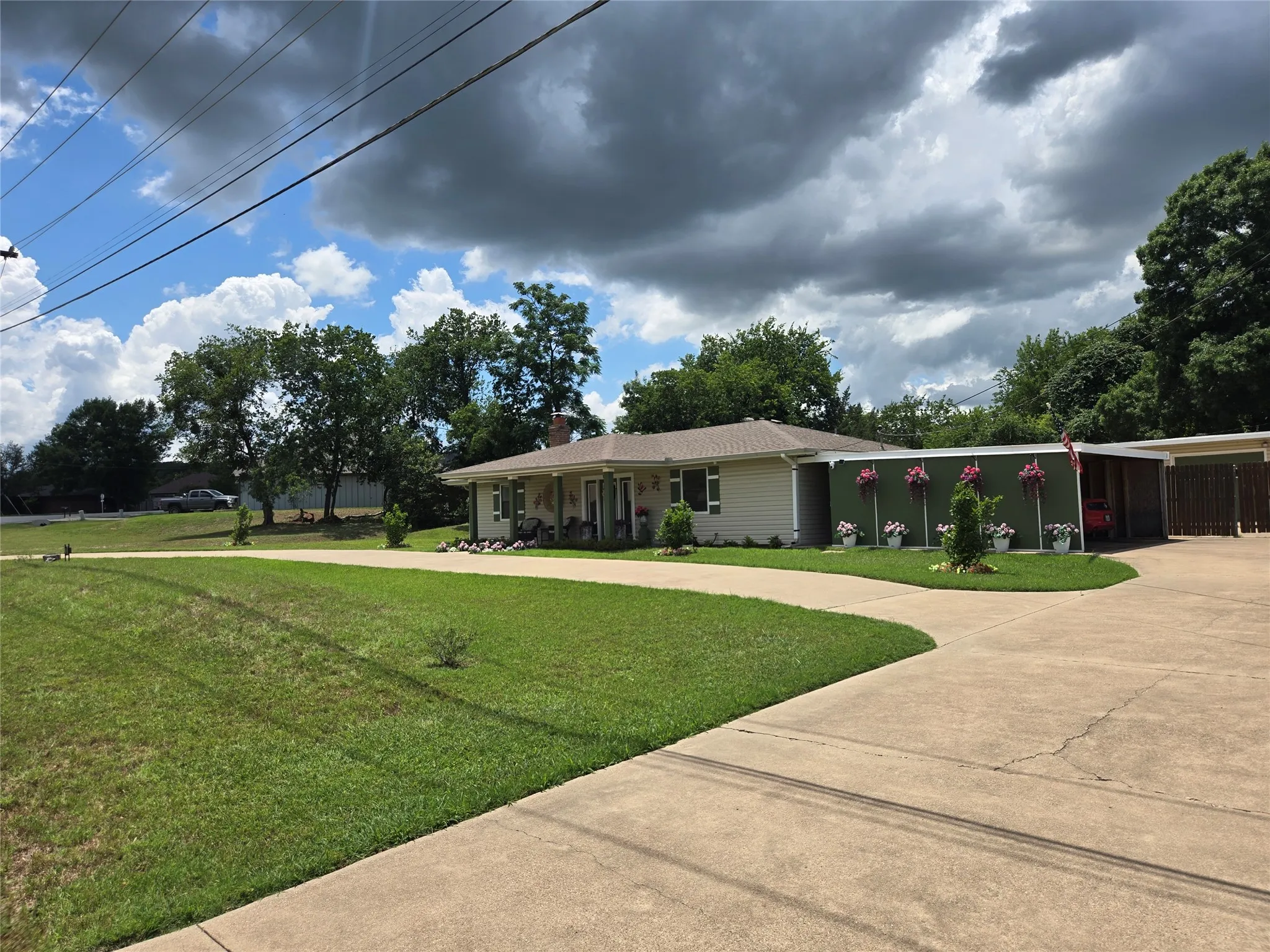 Single Family Residence For Sale in Hood County , 1316 E Apache Trail, Granbury, Texas 76048, 2 Bedroom, 2 Bathroom, 2 Garage spaces, 1,160 Sqft, built in 1978, mls#21256900, Real Estate Agent in Granbury, Homes For Sale in Hood county, Homes For Sale in Granbury, Realtor in Granbury Texas, Real Estate Brokerage Independent Realty Texas, Luminita Cordes Realtor