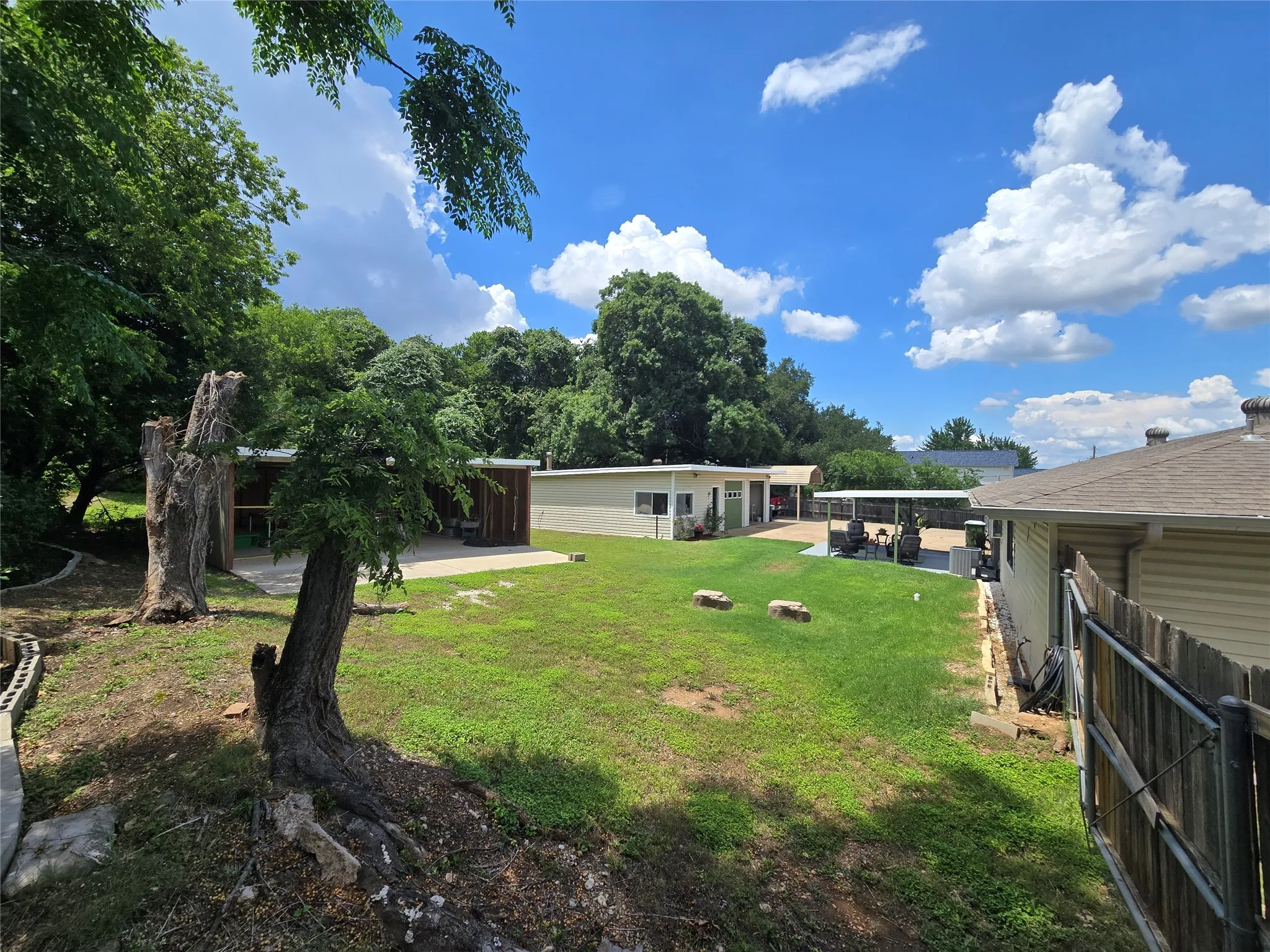 Single Family Residence For Sale in Hood County , 1316 E Apache Trail, Granbury, Texas 76048, 2 Bedroom, 2 Bathroom, 2 Garage spaces, 1,160 Sqft, built in 1978, mls#21256900, Real Estate Agent in Granbury, Homes For Sale in Hood county, Homes For Sale in Granbury, Realtor in Granbury Texas, Real Estate Brokerage Independent Realty Texas, Luminita Cordes Realtor