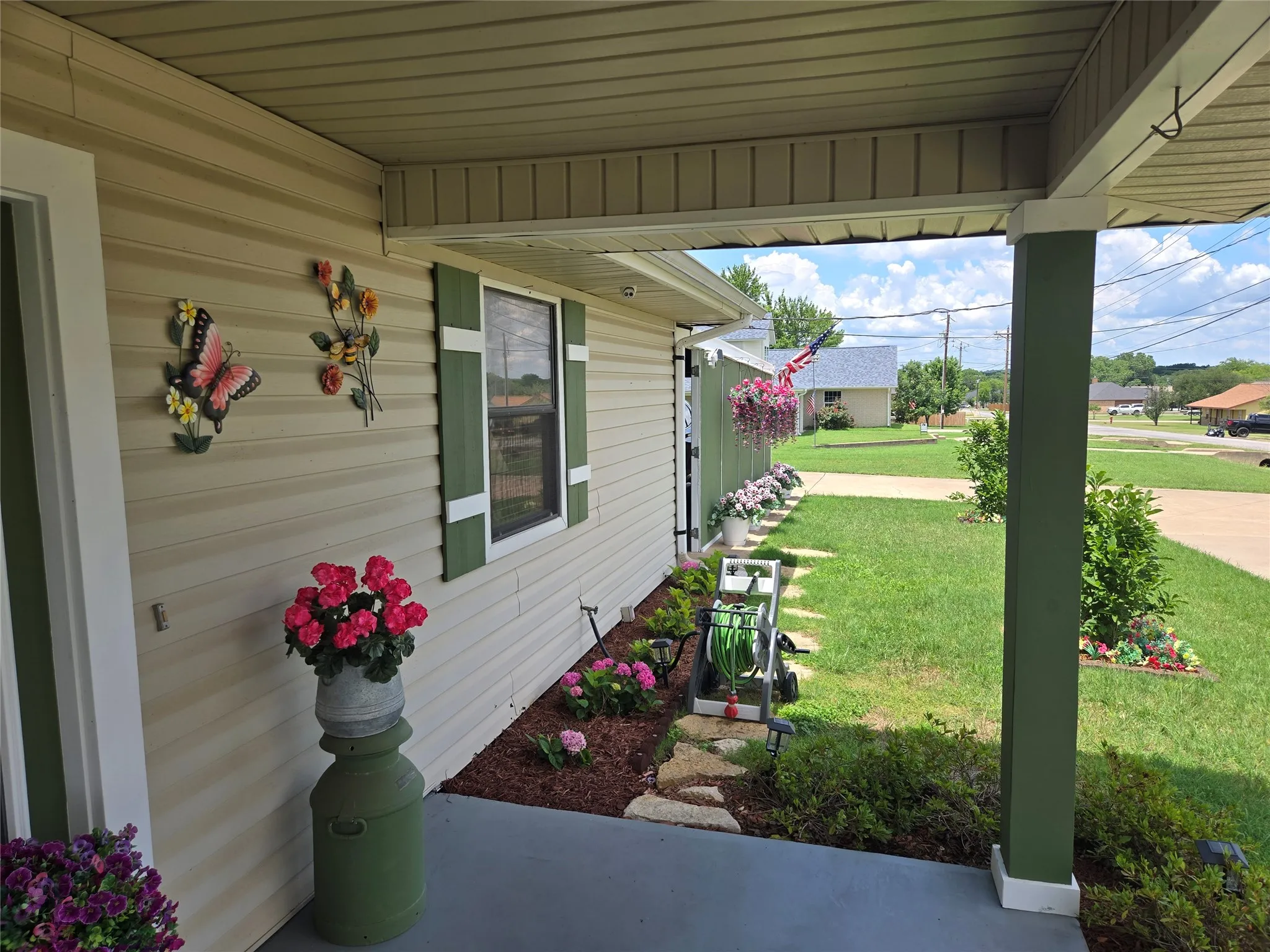 Single Family Residence For Sale in Hood County , 1316 E Apache Trail, Granbury, Texas 76048, 2 Bedroom, 2 Bathroom, 2 Garage spaces, 1,160 Sqft, built in 1978, mls#21256900, Real Estate Agent in Granbury, Homes For Sale in Hood county, Homes For Sale in Granbury, Realtor in Granbury Texas, Real Estate Brokerage Independent Realty Texas, Luminita Cordes Realtor