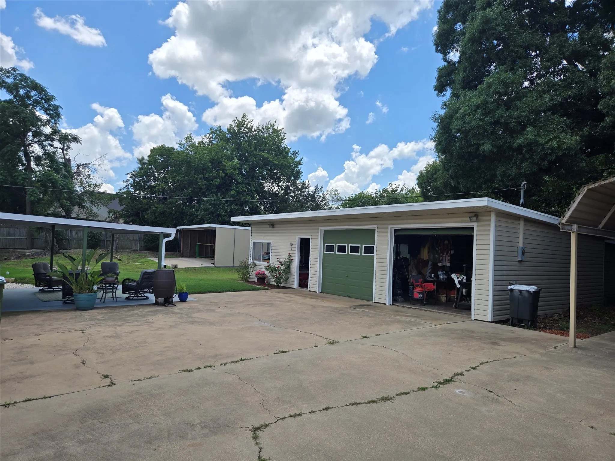 Single Family Residence For Sale in Hood County , 1316 E Apache Trail, Granbury, Texas 76048, 2 Bedroom, 2 Bathroom, 2 Garage spaces, 1,160 Sqft, built in 1978, mls#21256900, Real Estate Agent in Granbury, Homes For Sale in Hood county, Homes For Sale in Granbury, Realtor in Granbury Texas, Real Estate Brokerage Independent Realty Texas, Luminita Cordes Realtor