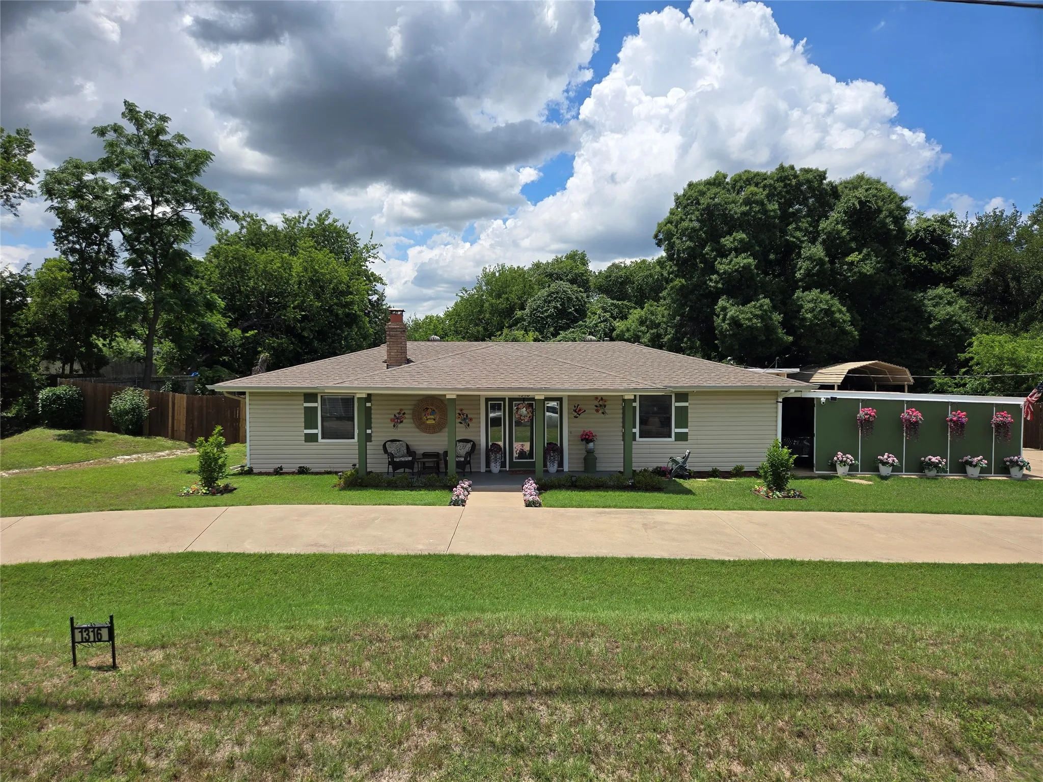 Single Family Residence For Sale in Hood County , 1316 E Apache Trail, Granbury, Texas 76048, 2 Bedroom, 2 Bathroom, 2 Garage spaces, 1,160 Sqft, built in 1978, mls#21256900, Real Estate Agent in Granbury, Homes For Sale in Hood county, Homes For Sale in Granbury, Realtor in Granbury Texas, Real Estate Brokerage Independent Realty Texas, Luminita Cordes Realtor