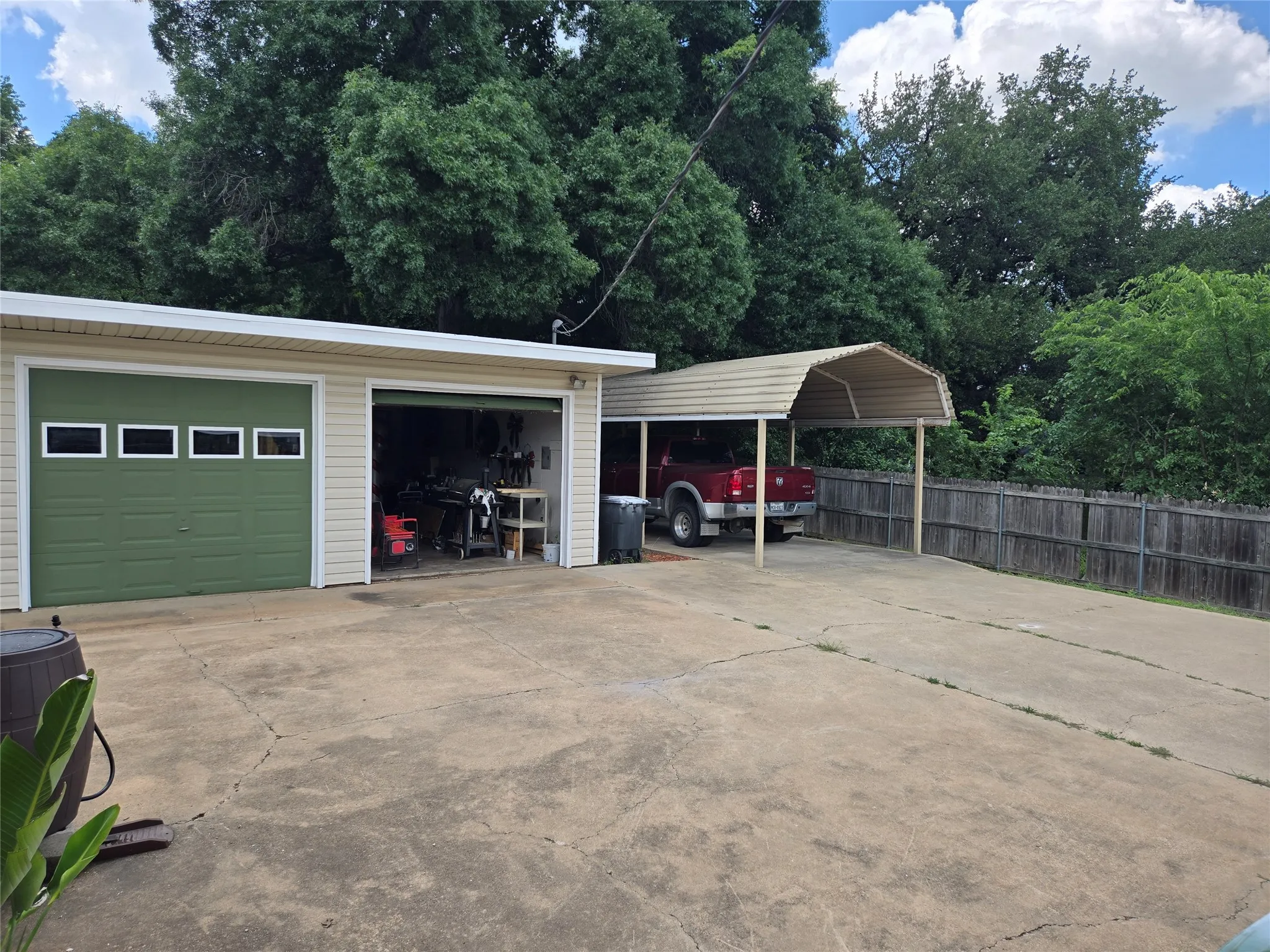 Single Family Residence For Sale in Hood County , 1316 E Apache Trail, Granbury, Texas 76048, 2 Bedroom, 2 Bathroom, 2 Garage spaces, 1,160 Sqft, built in 1978, mls#21256900, Real Estate Agent in Granbury, Homes For Sale in Hood county, Homes For Sale in Granbury, Realtor in Granbury Texas, Real Estate Brokerage Independent Realty Texas, Luminita Cordes Realtor