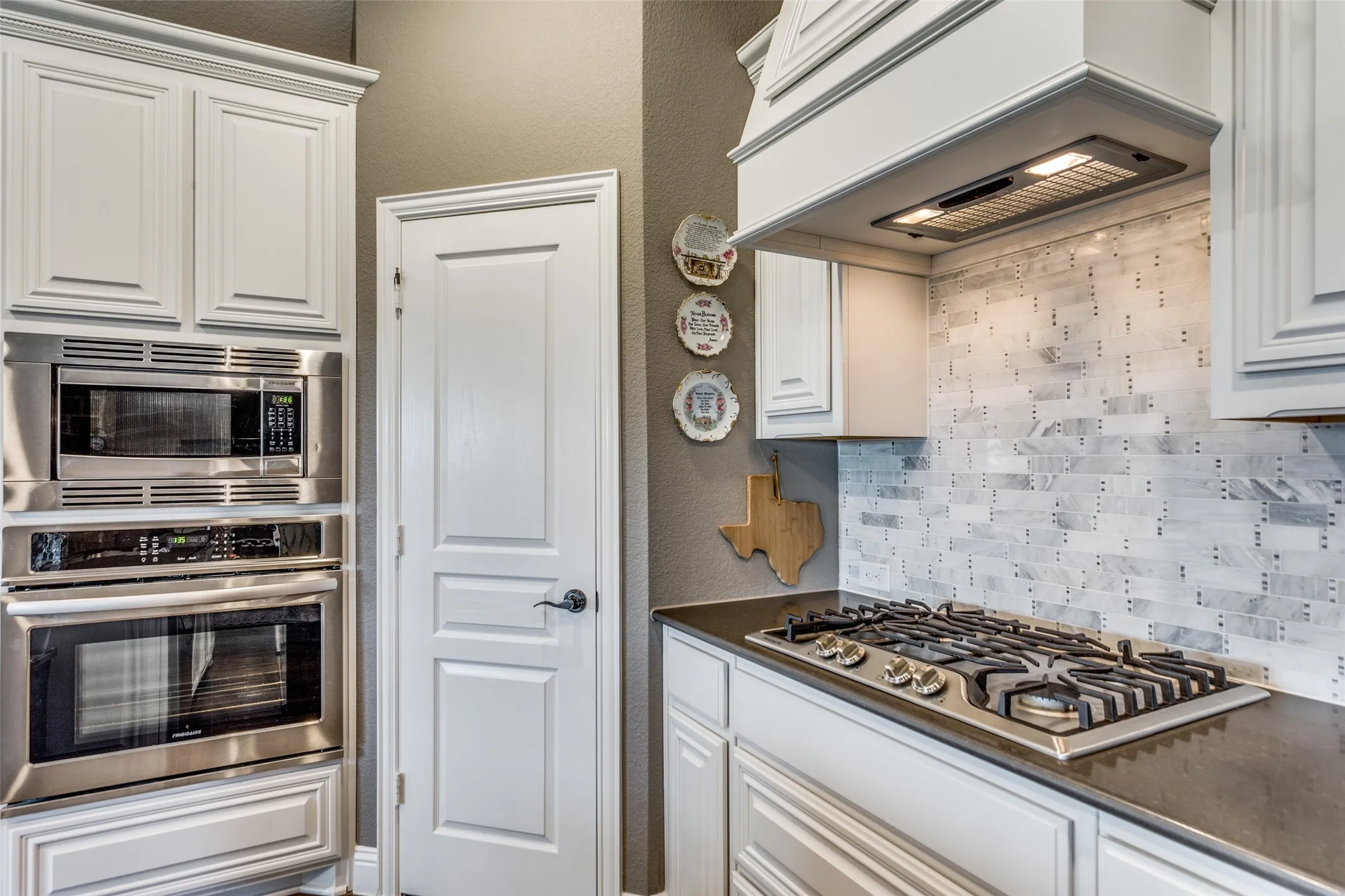 Single Family Residence For Sale in Johnson County , 1000 Brenham Drive, Godley, Texas 76044, 4 Bedroom, 3 Bathroom, 3 Garage spaces, 3,313 Sqft, built in 2019, mls#21281197, Real Estate Agent in Godley, Homes For Sale in Johnson county, Homes For Sale in Godley, Realtor in Godley Texas, Real Estate Brokerage Independent Realty Texas, Luminita Cordes Realtor