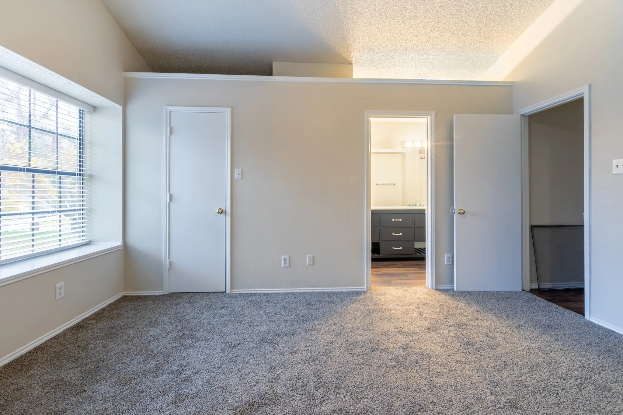 Single Family Residence For Rent in Tarrant County , 2239 Turf Club Drive, Arlington, Texas 76017, 3 Bedroom, 3 Bathroom, 2 Garage spaces, 1,635 Sqft, built in 1986, mls#21281196, Real Estate Agent in Arlington, Homes For Rent in Tarrant county, Homes For Rent in Arlington, Realtor in Arlington Texas, Real Estate Brokerage Independent Realty Texas, Luminita Cordes Realtor
