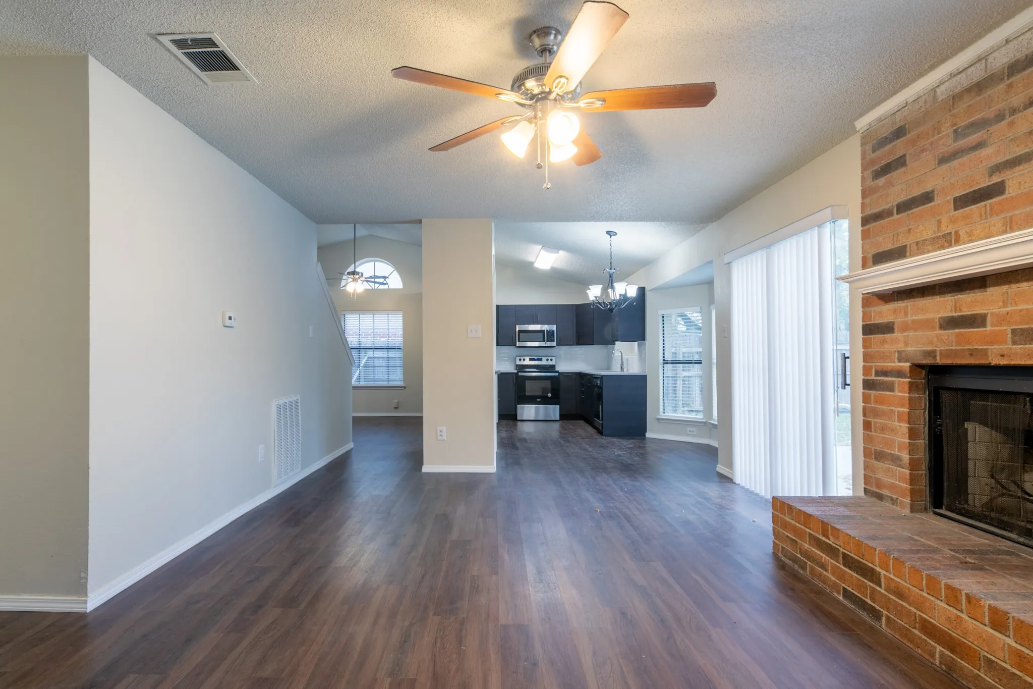 Single Family Residence For Rent in Tarrant County , 2239 Turf Club Drive, Arlington, Texas 76017, 3 Bedroom, 3 Bathroom, 2 Garage spaces, 1,635 Sqft, built in 1986, mls#21281196, Real Estate Agent in Arlington, Homes For Rent in Tarrant county, Homes For Rent in Arlington, Realtor in Arlington Texas, Real Estate Brokerage Independent Realty Texas, Luminita Cordes Realtor