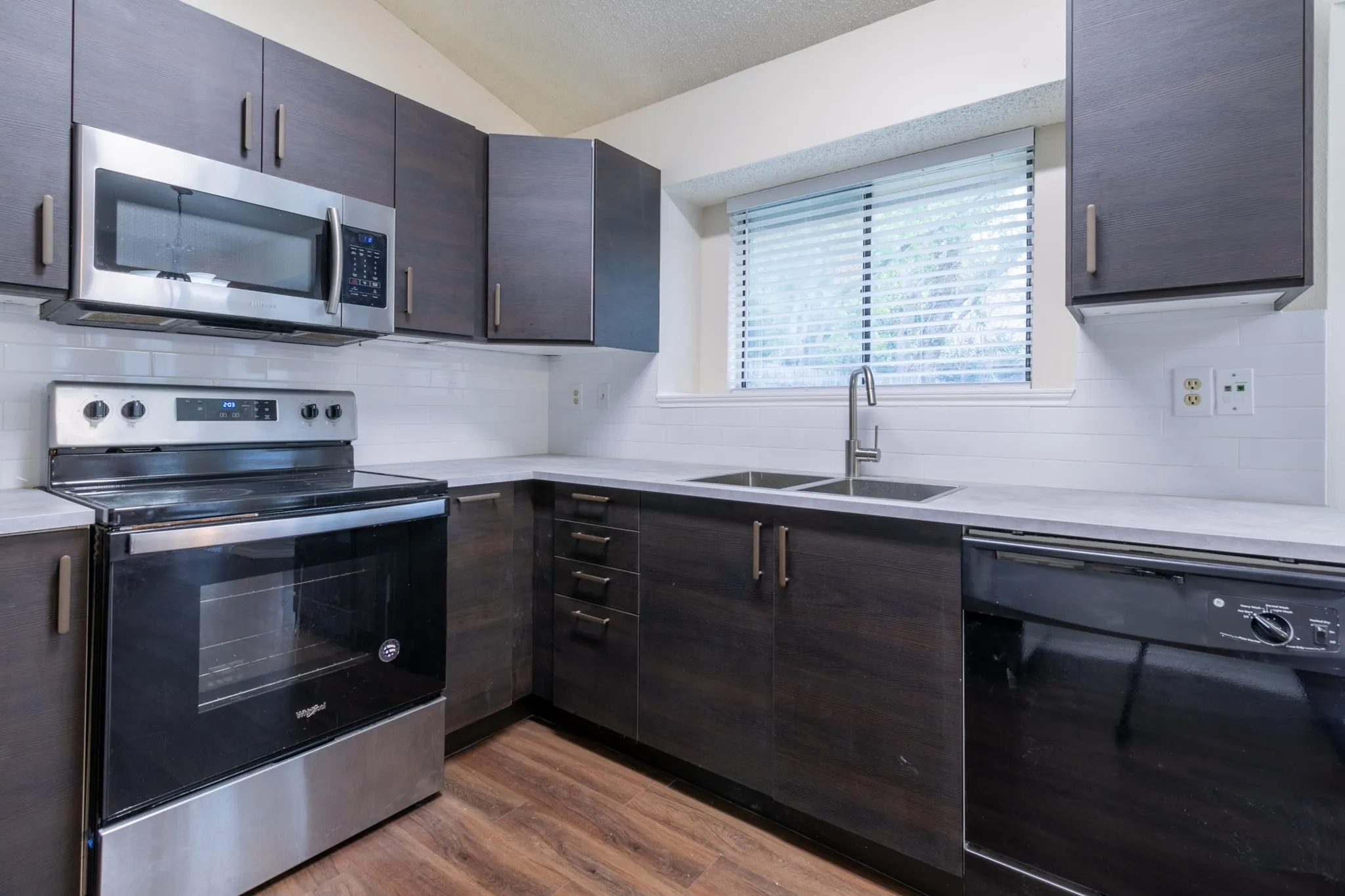 Single Family Residence For Rent in Tarrant County , 2239 Turf Club Drive, Arlington, Texas 76017, 3 Bedroom, 3 Bathroom, 2 Garage spaces, 1,635 Sqft, built in 1986, mls#21281196, Real Estate Agent in Arlington, Homes For Rent in Tarrant county, Homes For Rent in Arlington, Realtor in Arlington Texas, Real Estate Brokerage Independent Realty Texas, Luminita Cordes Realtor