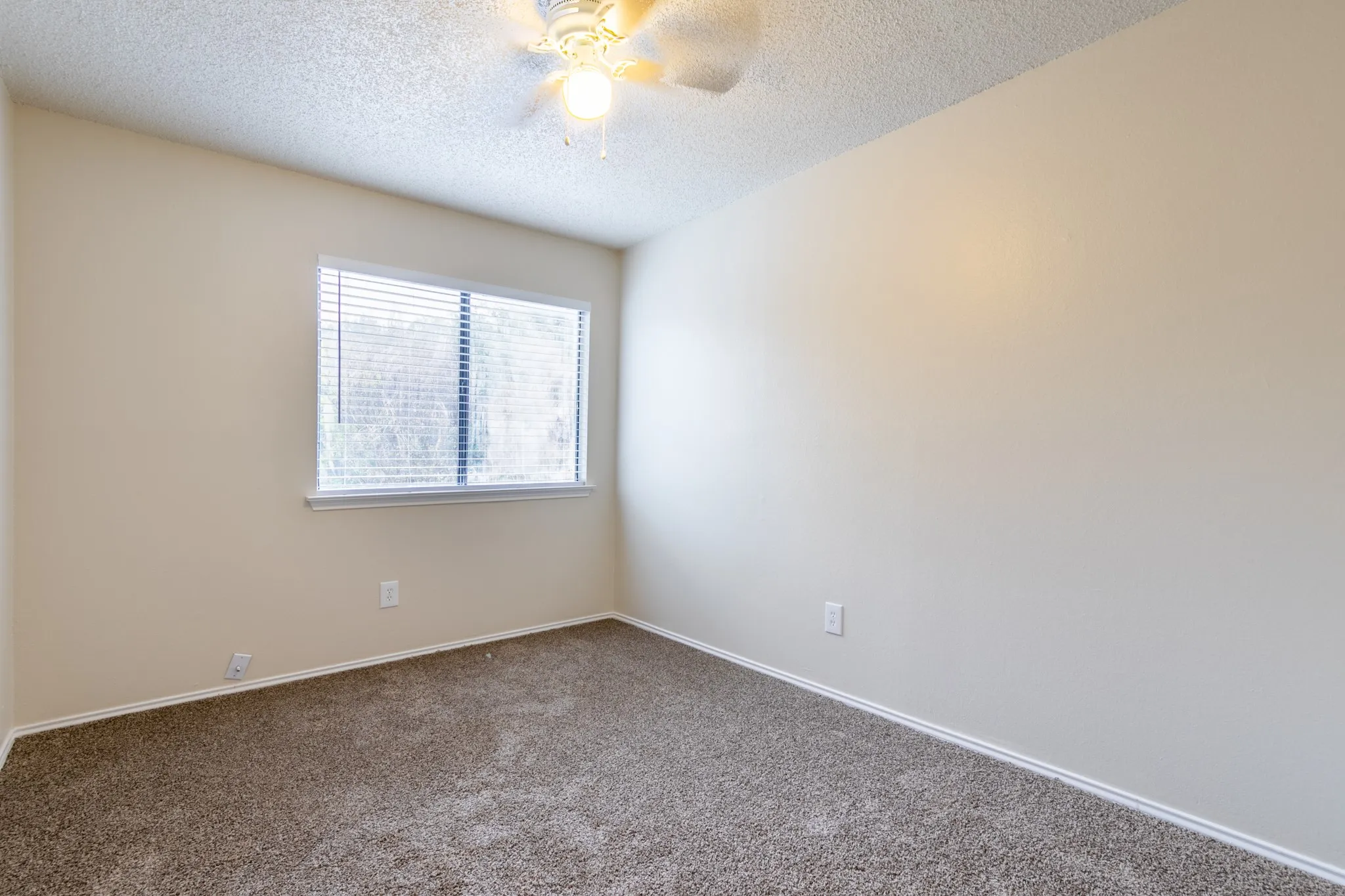 Single Family Residence For Rent in Tarrant County , 2239 Turf Club Drive, Arlington, Texas 76017, 3 Bedroom, 3 Bathroom, 2 Garage spaces, 1,635 Sqft, built in 1986, mls#21281196, Real Estate Agent in Arlington, Homes For Rent in Tarrant county, Homes For Rent in Arlington, Realtor in Arlington Texas, Real Estate Brokerage Independent Realty Texas, Luminita Cordes Realtor