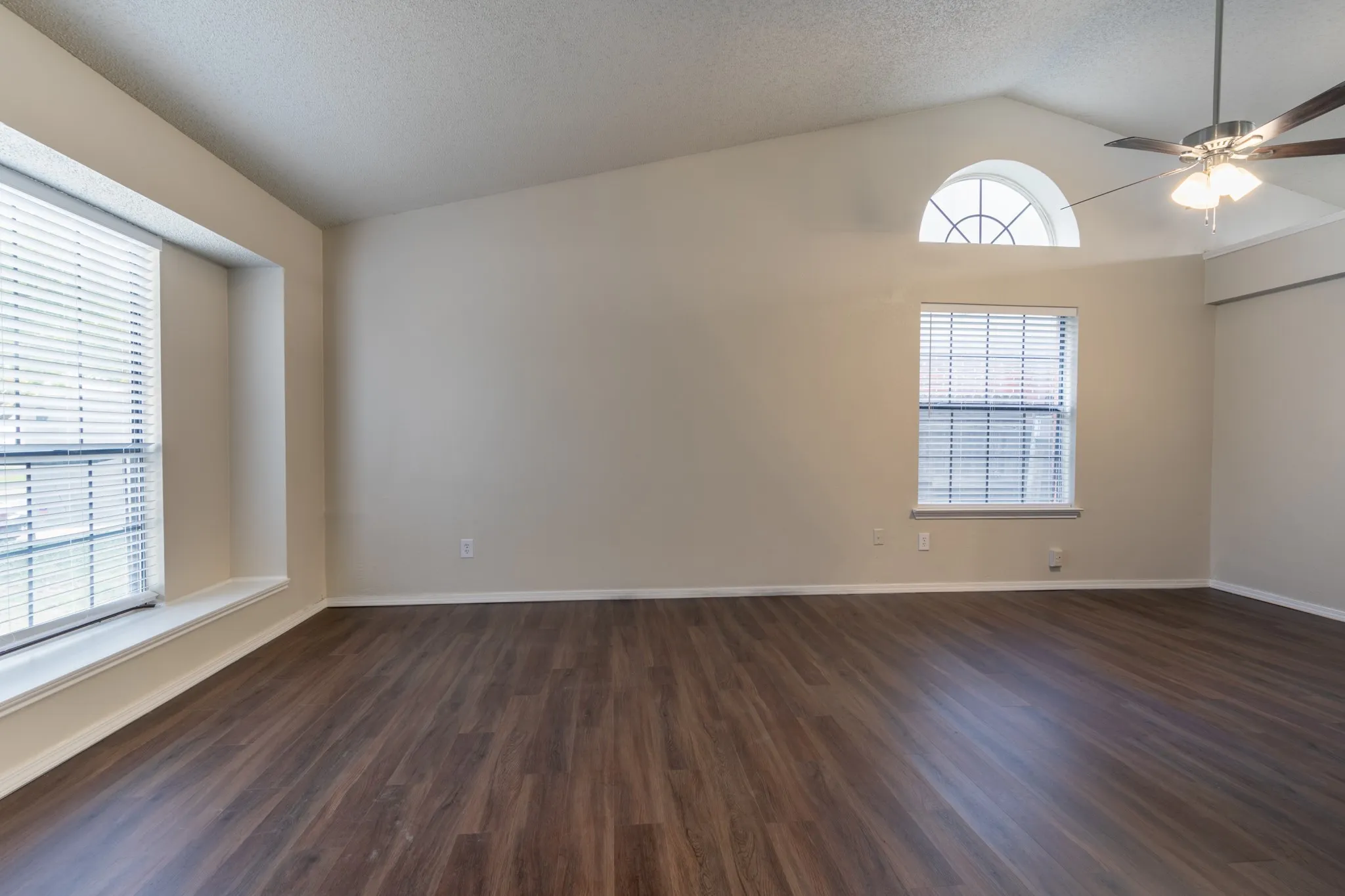 Single Family Residence For Rent in Tarrant County , 2239 Turf Club Drive, Arlington, Texas 76017, 3 Bedroom, 3 Bathroom, 2 Garage spaces, 1,635 Sqft, built in 1986, mls#21281196, Real Estate Agent in Arlington, Homes For Rent in Tarrant county, Homes For Rent in Arlington, Realtor in Arlington Texas, Real Estate Brokerage Independent Realty Texas, Luminita Cordes Realtor