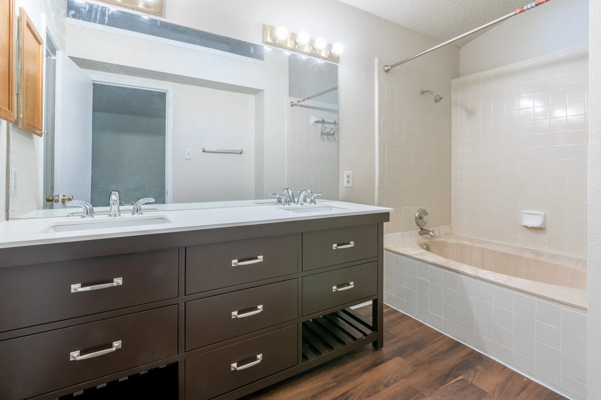Single Family Residence For Rent in Tarrant County , 2239 Turf Club Drive, Arlington, Texas 76017, 3 Bedroom, 3 Bathroom, 2 Garage spaces, 1,635 Sqft, built in 1986, mls#21281196, Real Estate Agent in Arlington, Homes For Rent in Tarrant county, Homes For Rent in Arlington, Realtor in Arlington Texas, Real Estate Brokerage Independent Realty Texas, Luminita Cordes Realtor