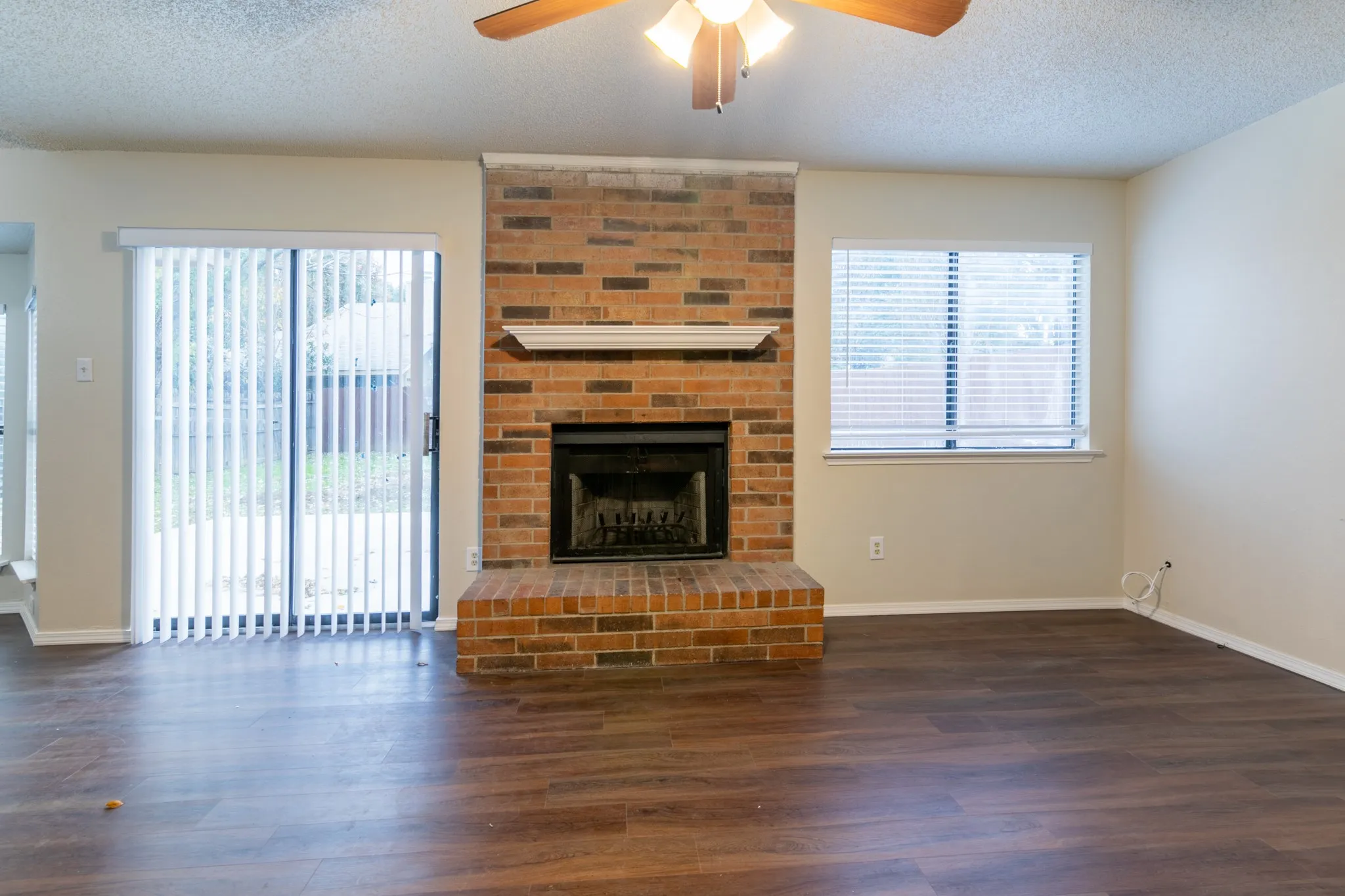 Single Family Residence For Rent in Tarrant County , 2239 Turf Club Drive, Arlington, Texas 76017, 3 Bedroom, 3 Bathroom, 2 Garage spaces, 1,635 Sqft, built in 1986, mls#21281196, Real Estate Agent in Arlington, Homes For Rent in Tarrant county, Homes For Rent in Arlington, Realtor in Arlington Texas, Real Estate Brokerage Independent Realty Texas, Luminita Cordes Realtor